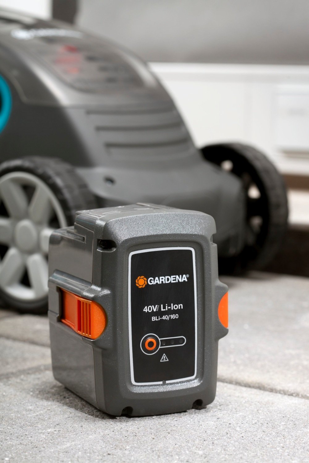 Gardena System Akku BLi-40/160: Zubehör für viele Gardena Trimmer, Bläser und Heckenscheren, 40 V Akkuleistung mit 4.2 Ah Kapazität, Ladezeit 2 h 20 min, LED Ladezustandsanzeige (9843-20)