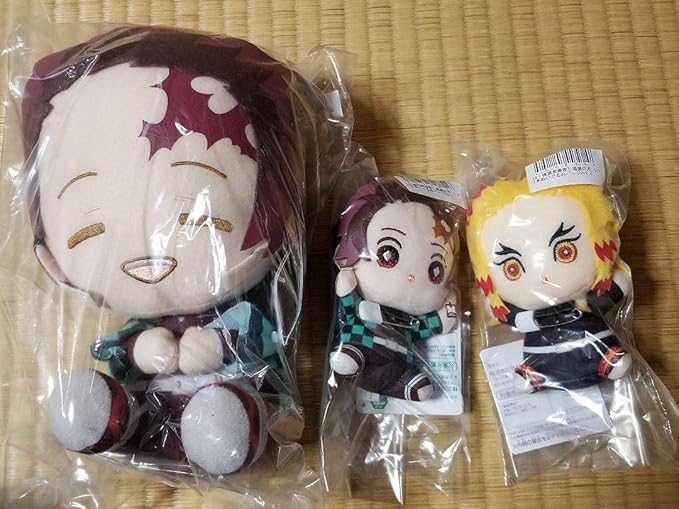 Amazon 鬼滅 竈門炭治郎 煉獄杏寿郎 でっかいぽふっとぬいぐるみ くっつきぬいぐるみバッジ 3点セット ぬいぐるみ おもちゃ