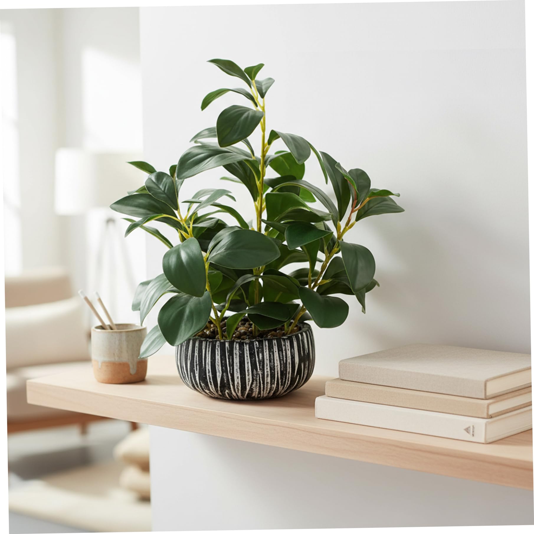 Pequeñas plantas artificiales en macetas para decoración de escritorio.