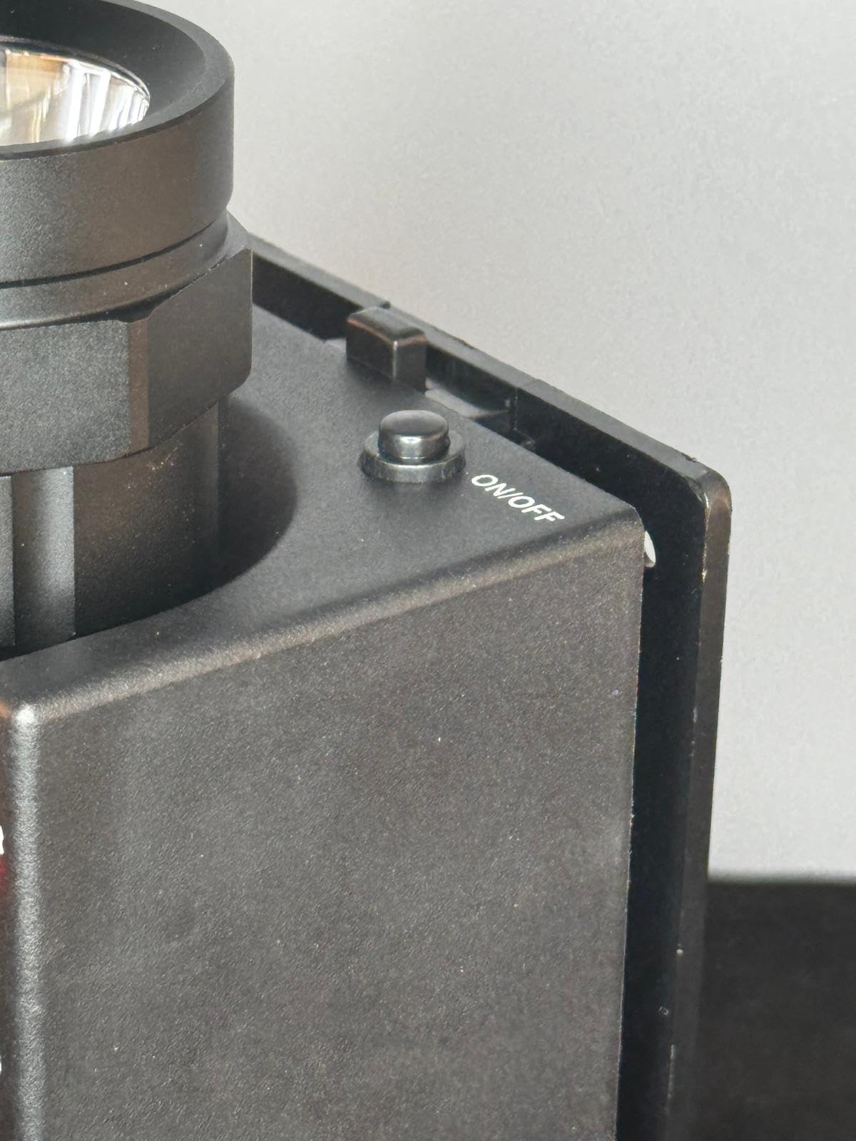 Vortex TM604 Supporto da parete LED di emergenza ad alta potenza, 1800 lumen, 7/24 standby, funzione tattica, torcia di sicurezza per auto e casa.