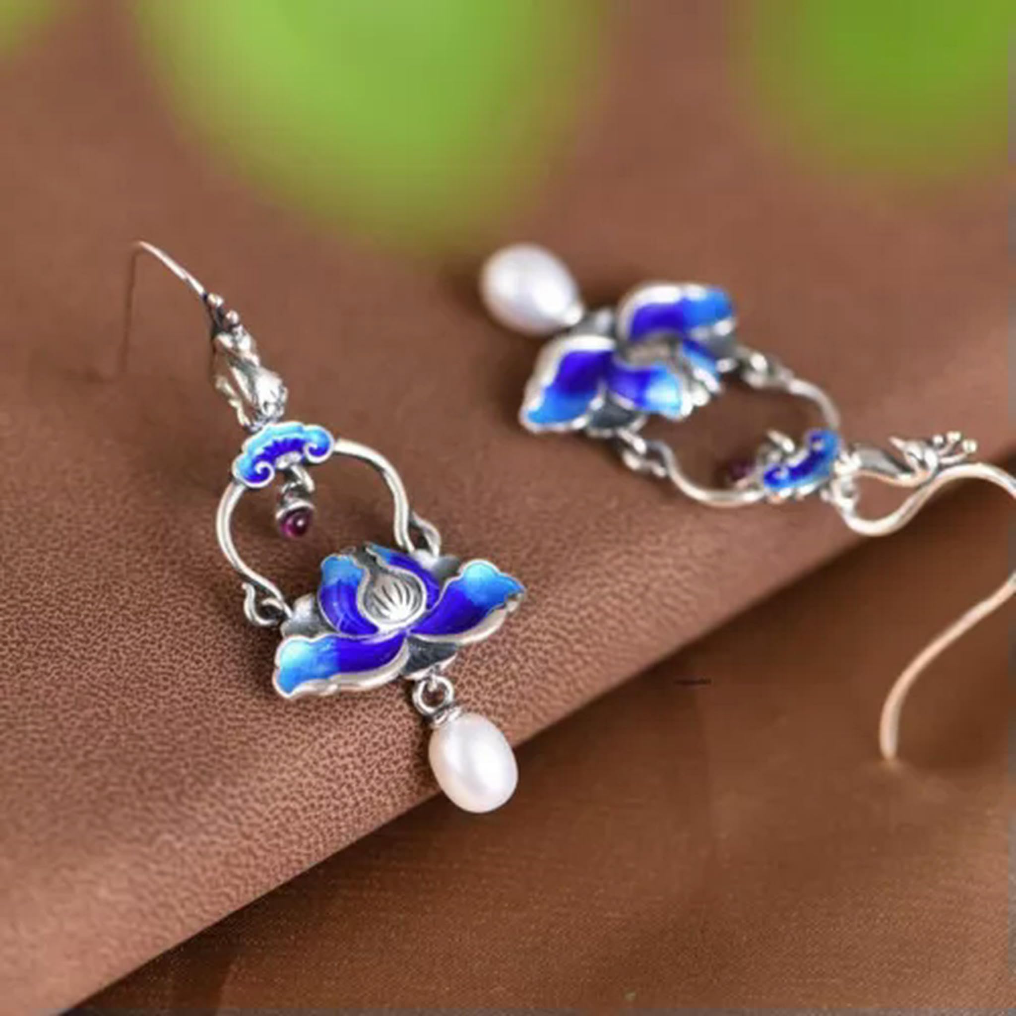1 Paio di Orecchini Pendenti in Argento 925 con Perle e Fiore di Loto smaltato da Donna