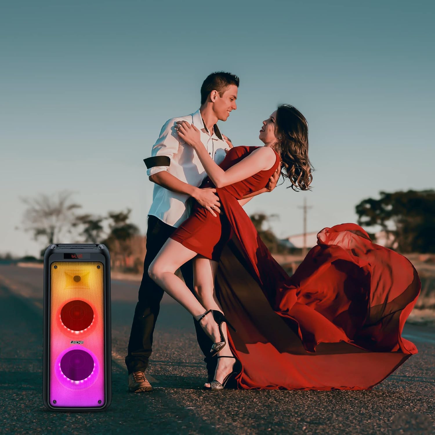 People singing karaoke with the LEICKE DJ ROXXX Partybox Aurora