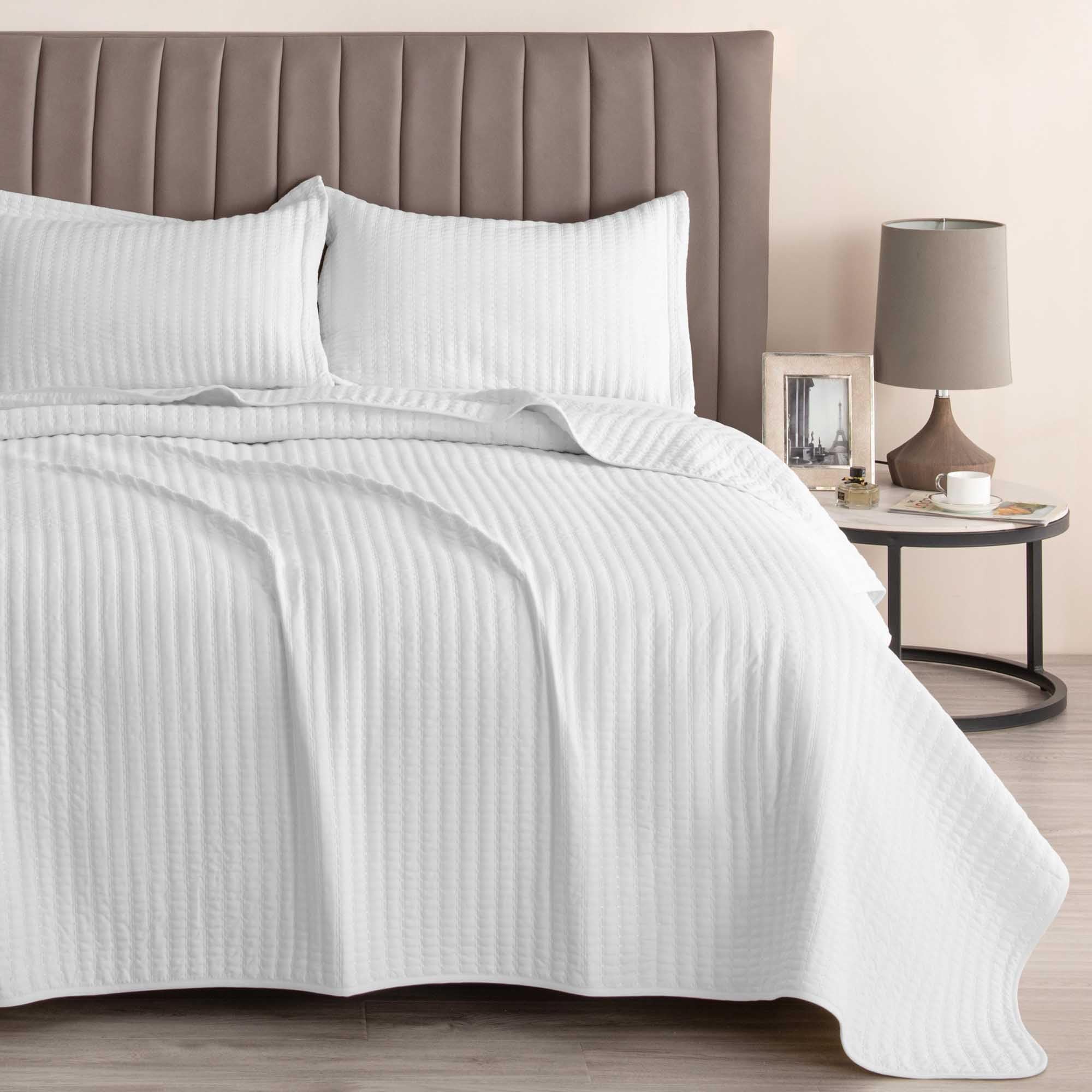 Great Bay Home Full/Queen Quilt Bedding Set, 3-Piece Lightweight Summer Channel Stitch Quilt Set with Shams, Ultra Soft White Bedspreads, Quilted Bedding Coverlets for All Seasons