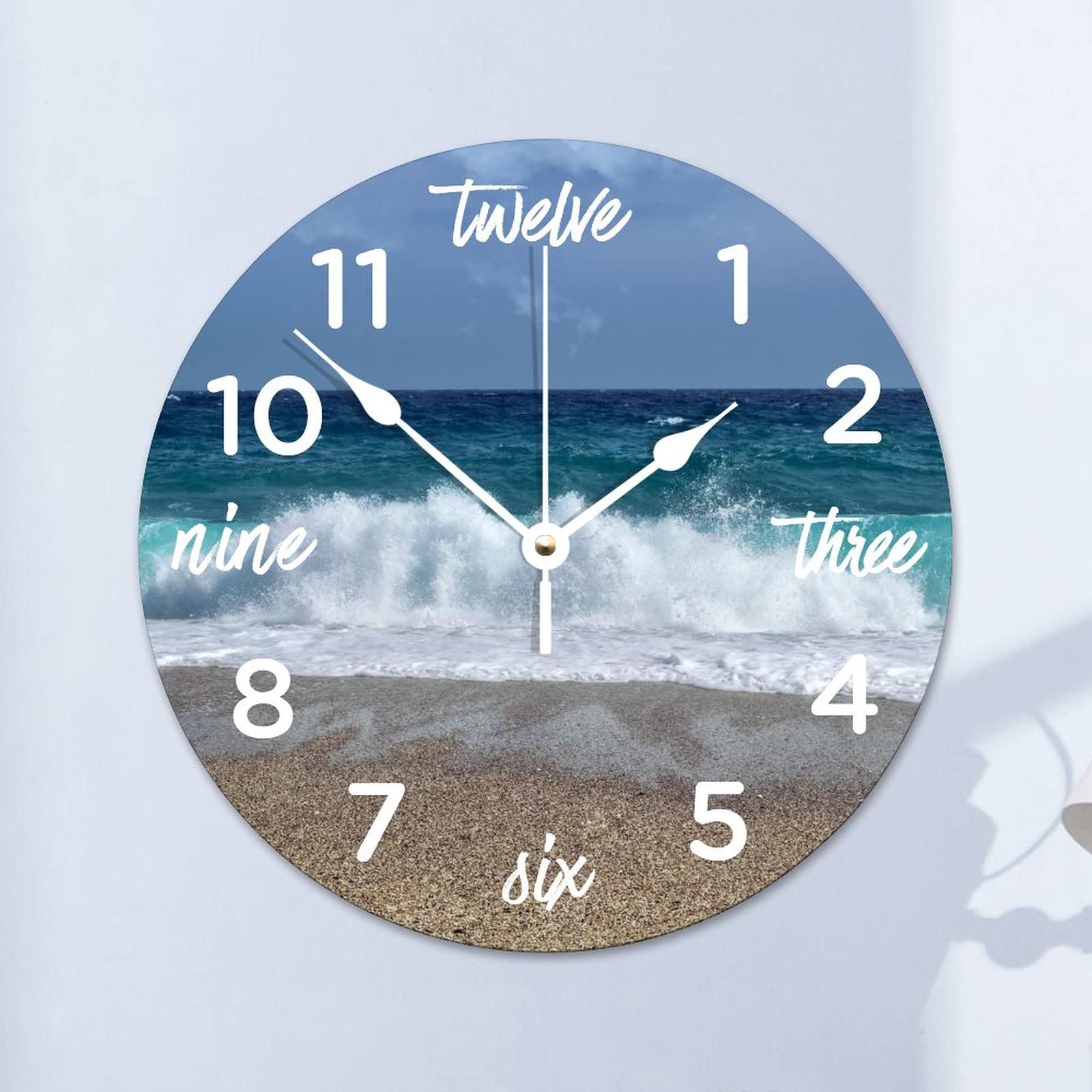 Horloge murale bleue pour salon et cuisine moderne au design épuré