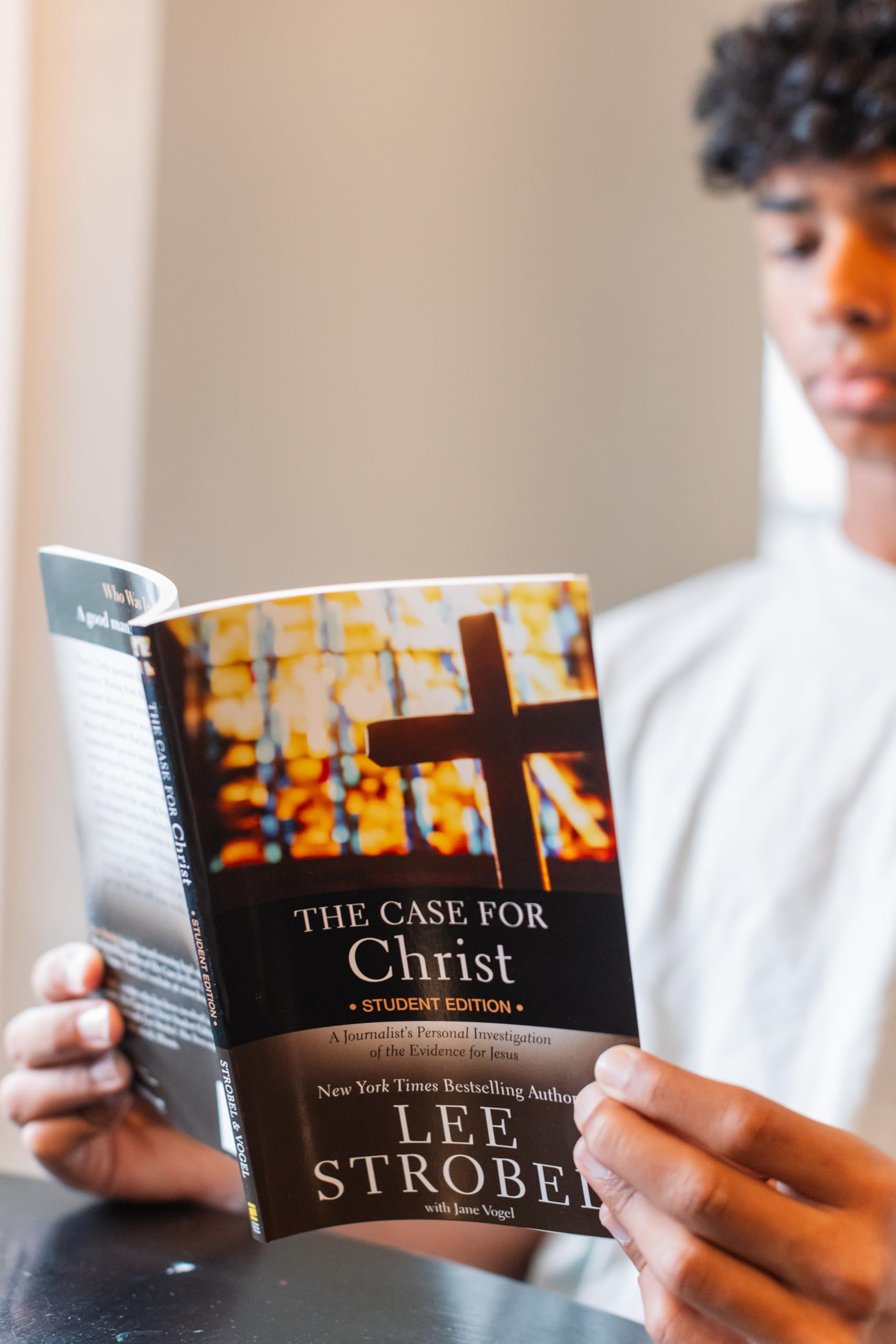 The Case for Christ Student Edition: A Journalist's Personal Investigation of the Evidence for Jesus (Case for ... Series for Students) - Image 4