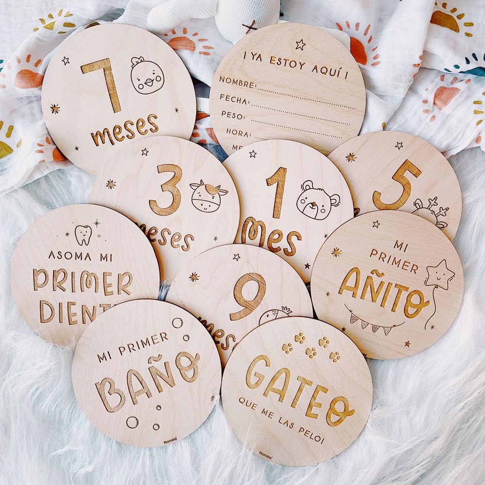 MONAMÍ - Placas Cumple Mes de bebé grabadas en Madera. Incluye 20 diseños Grabados en Madera, Meses y 3 Placas de hitos con 6 Momentos con Frases Divertidas. Diseñado y producido en España
