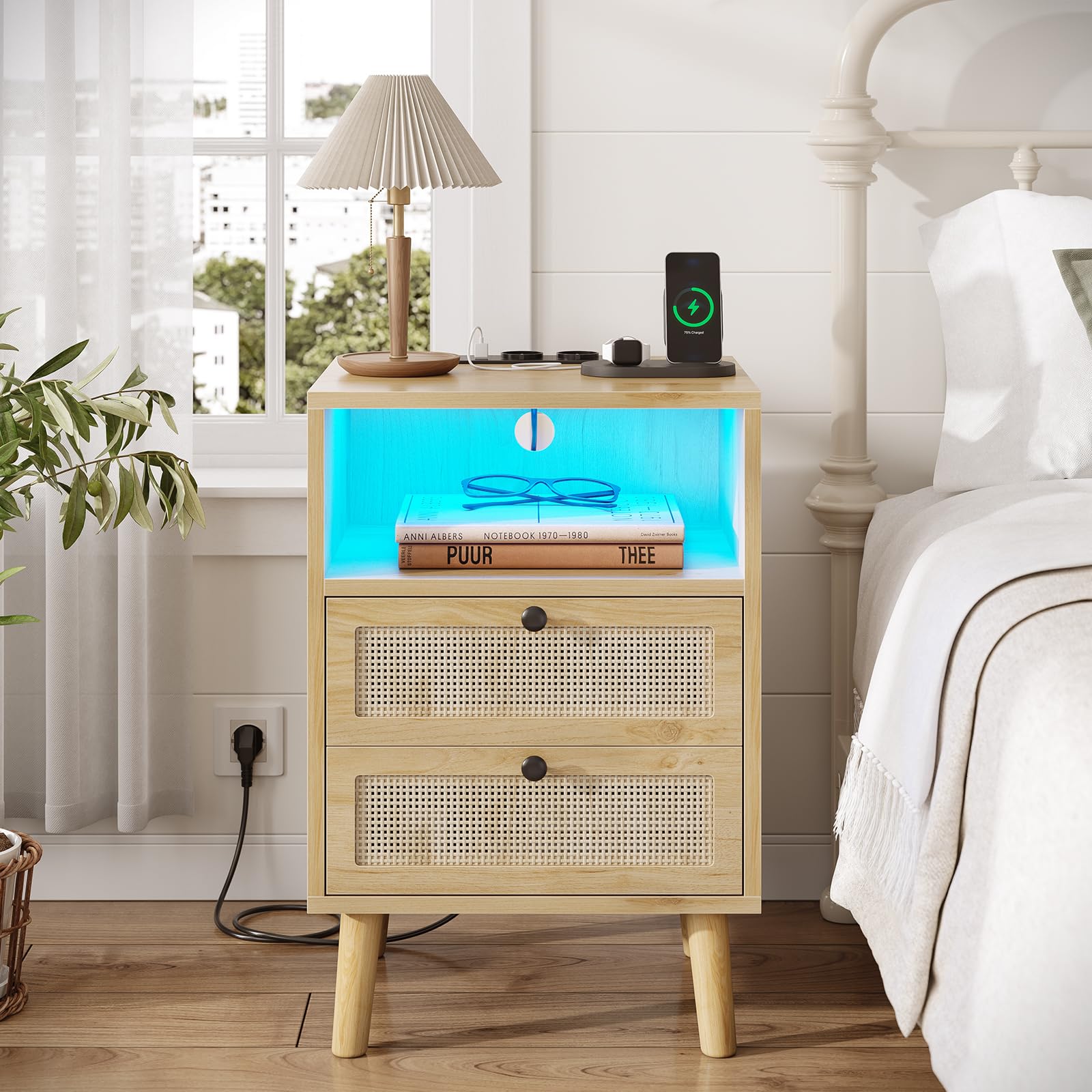 Lot de 2 Table de Chevet en Rotin avec Avec Lumières LED et Multiprise (2 Prises CA, 2 Ports USB) Tables d'appoint avec 2 Tiroirs et Compartiment,Bohème avec Pieds en Bois Massif,Tables de Nuit