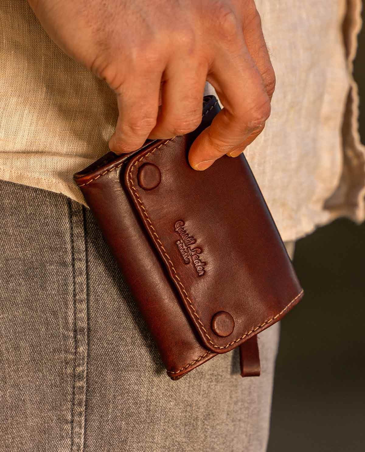 Gusti Bolsa de Tabaco - Lutz Curtido vegetal Bolso de tabaco de liar de Caucho natural Accesorio Marrón Oscuro Cuero