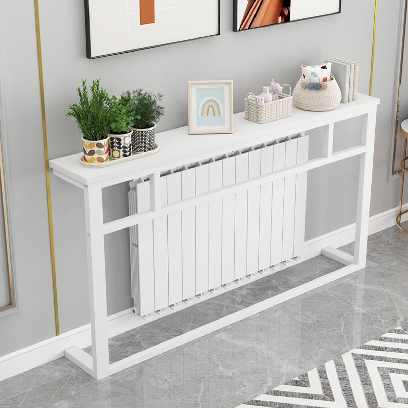 Étagère au-dessus du radiateur pour aménager un couloir et une entrée accueillante