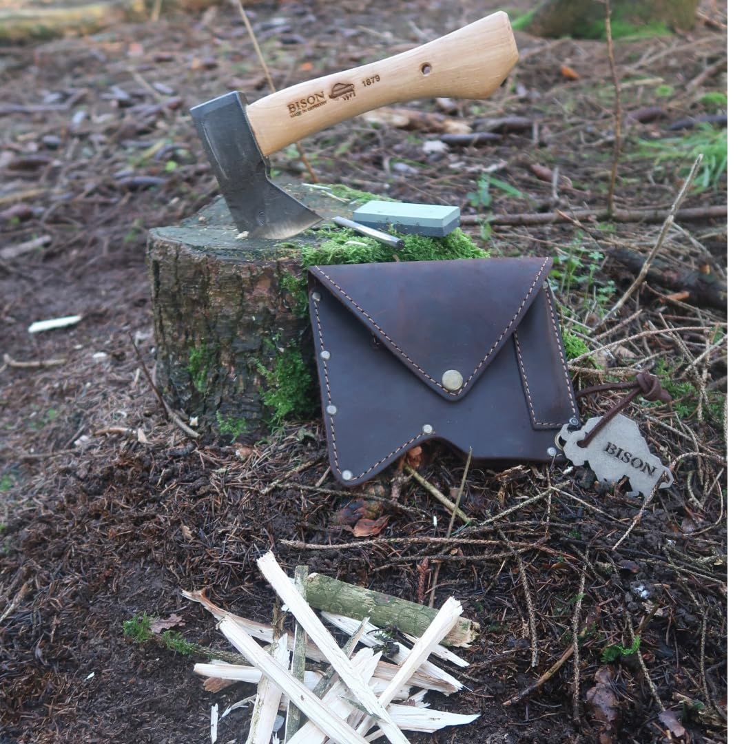 Bison Trekkingbeil Set 550g I Kleines Outdoor Beil mit kurzer Stiellänge 250mm I Beil mit 3-Fach Sicherheitsverkeilung mit Leder-Gürteltasche, Feuerstahl & Duo Schärfstein, Natur