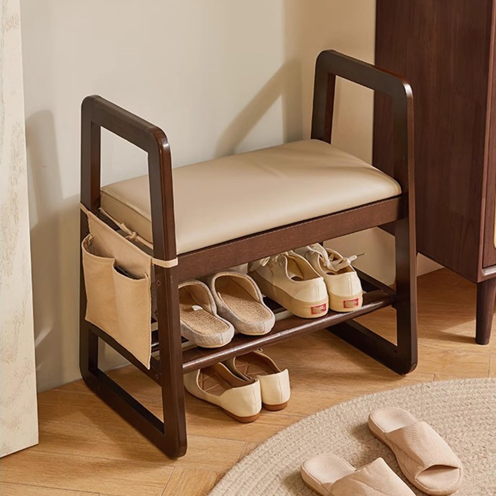 Banco de madera para guardar zapatos que soluciona el desorden en el pasillo de forma decorativa