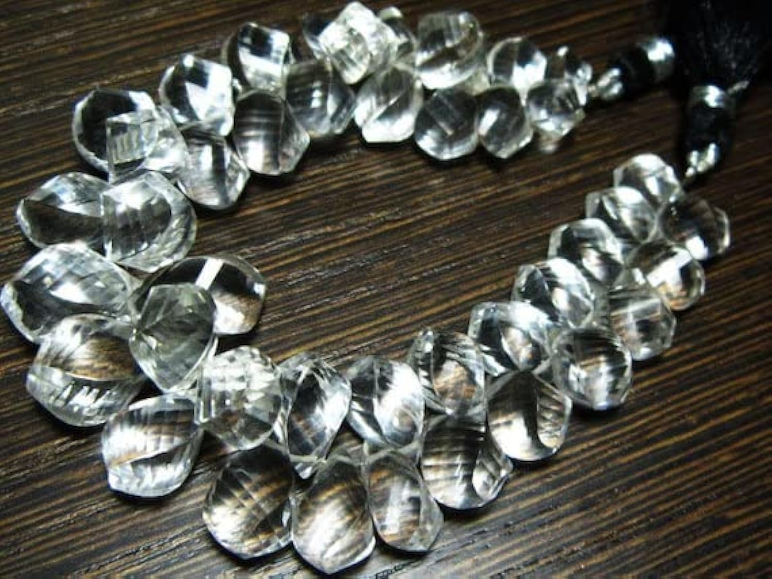Cristal de roche naturel en perles gouttes facettées de 256 carats pour création de bijoux uniques