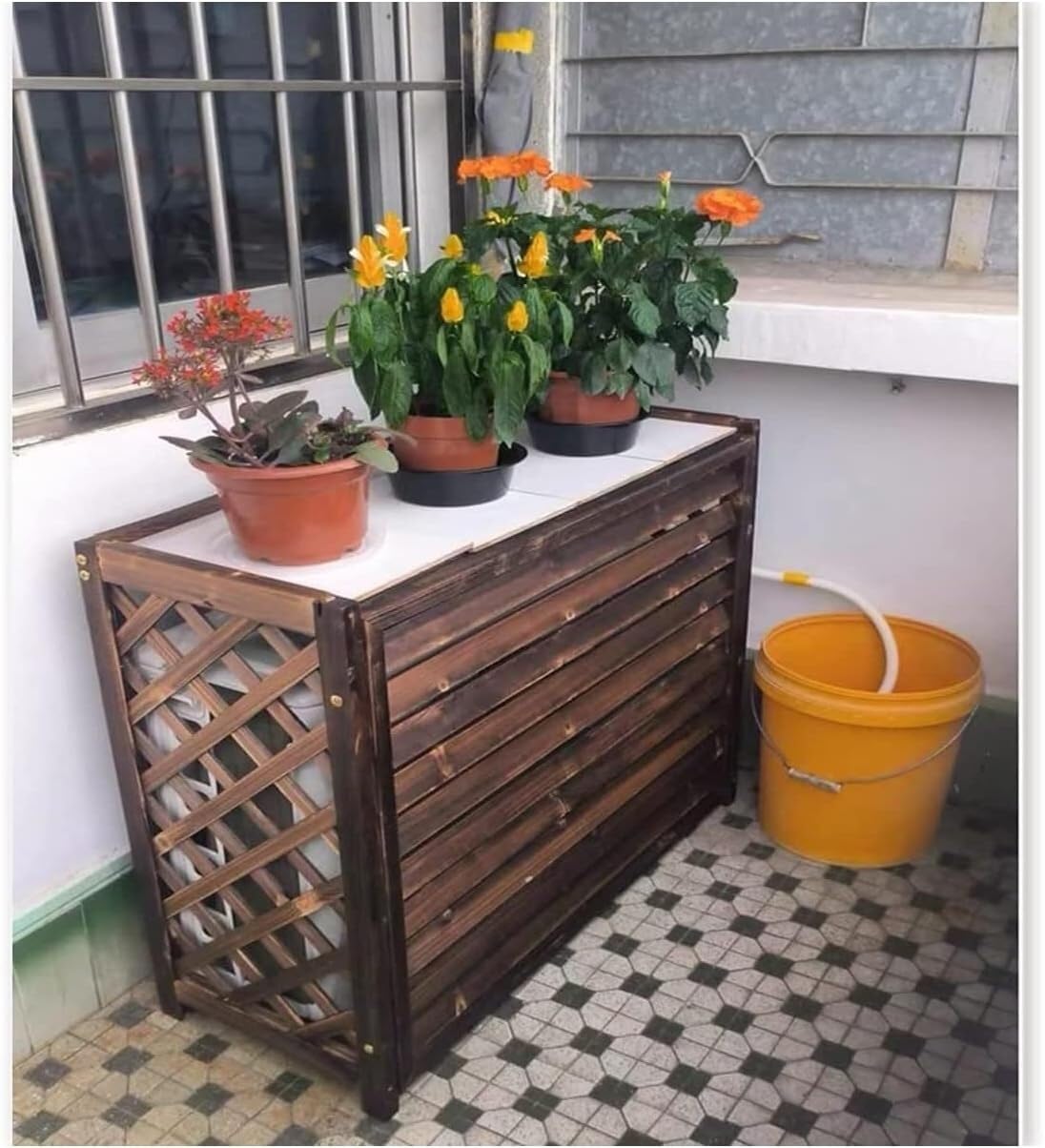 Cache climatiseur extérieur en bois pour embellir votre balcon ou terrasse