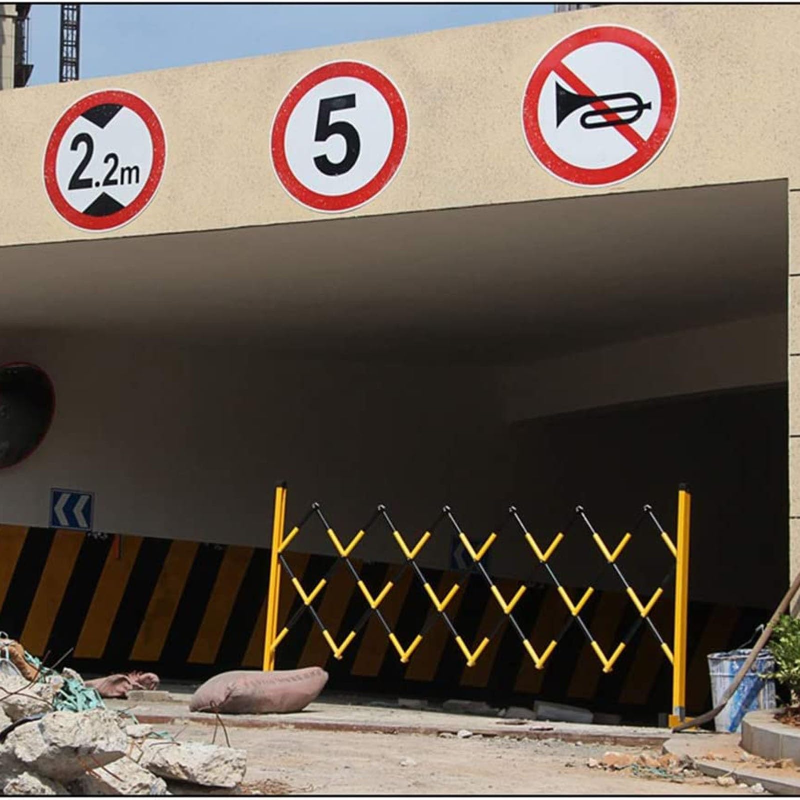 Barrera de seguridad extensible para puerta retráctil, ideal para zonas de trabajo, garajes, muelles de carga. Valla metálica fácil de mover para mayor seguridad.