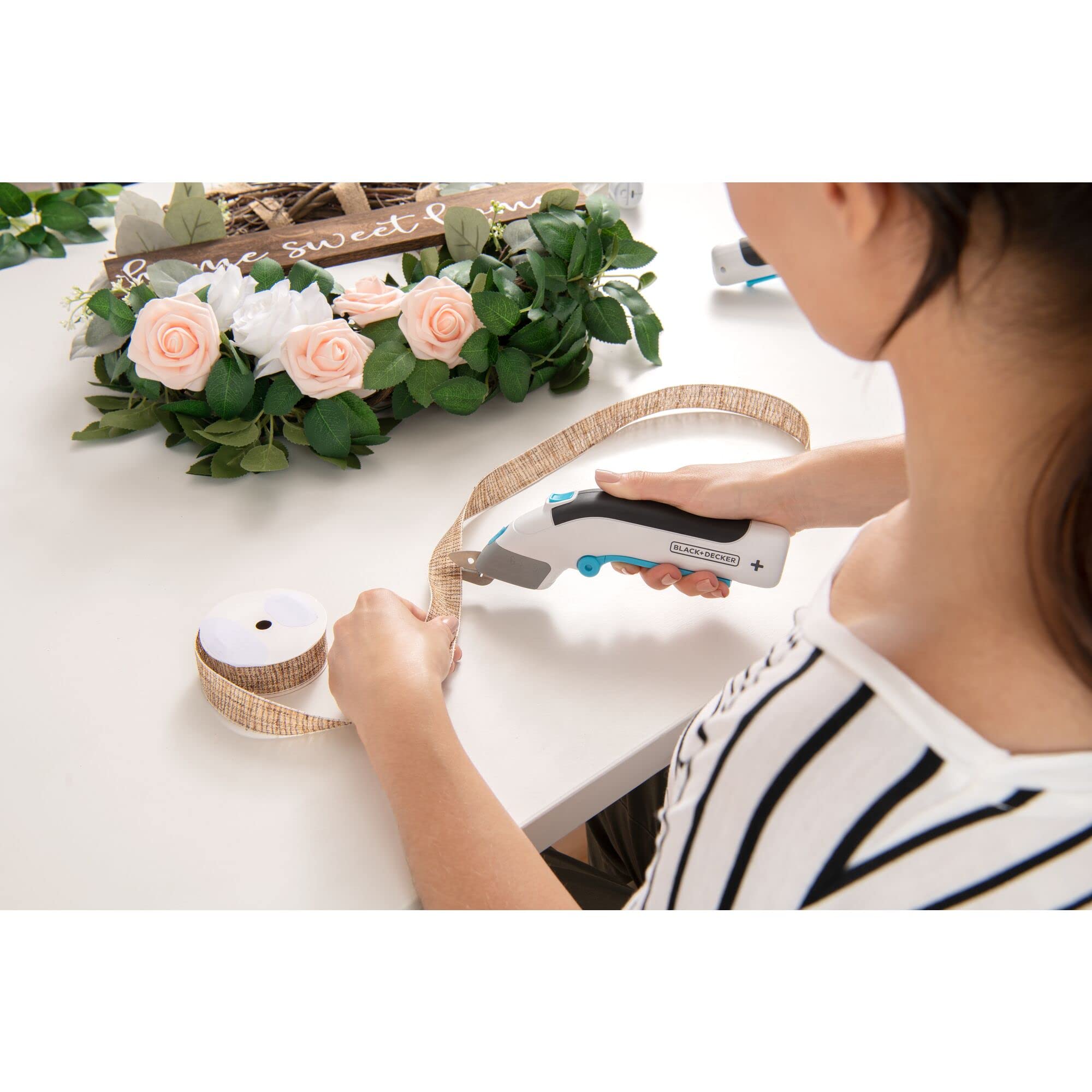 Black+Decker BCSC115-XJ - Tijeras 3,6v, Gatillo extralargo, Luz LED, Diseño ultra-ergonómico, Batería 1,5Ah, Carga USB, Incluye 2 cuchillas de corte, Multicolor