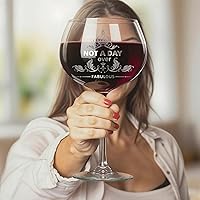 Vista 4 de Regalos para mujeres, "Not a Day Over Fabulous" Copas de vino personalizadas, Regalos de cumpleaños, Copas de vino, Regalos del día de la madre
