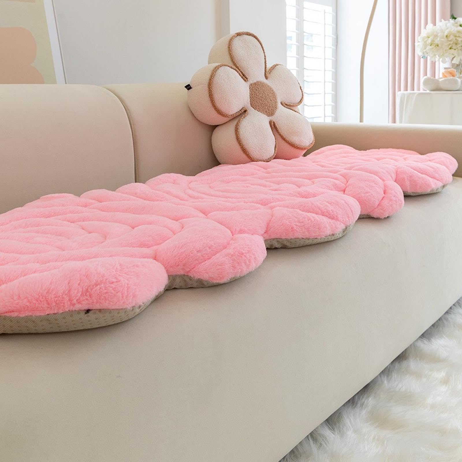 Housse de canapé douillette pour cocooning sur baie vitrée et tapis de chevet de salon