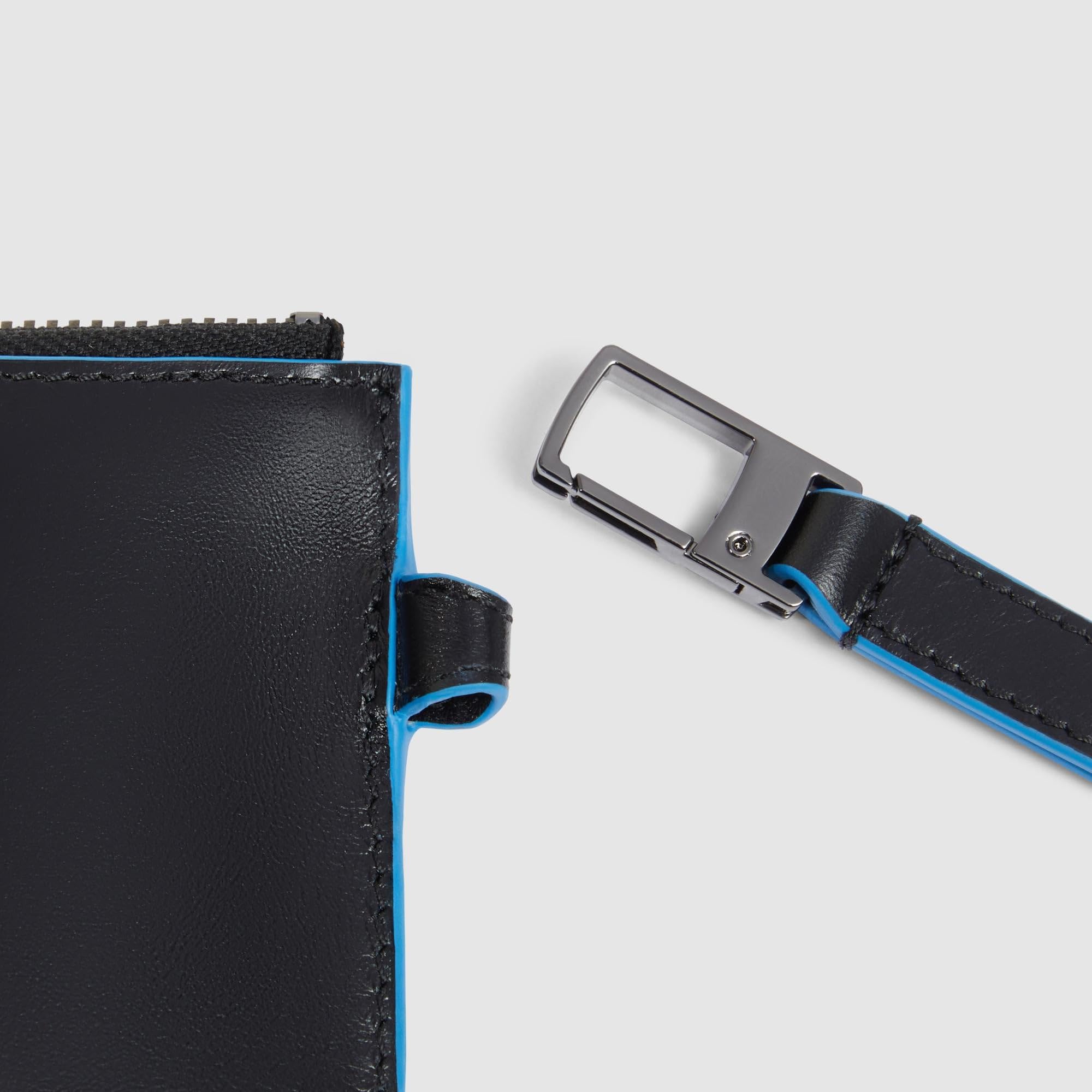 PIQUADRO - Pochette Porta Tablet Mini in Pelle Blue Square - Uomo - Nero | Manico rimovibile, Tasche interne, Piccoli device, Ufficio, Trasferte, Cinturino da polso