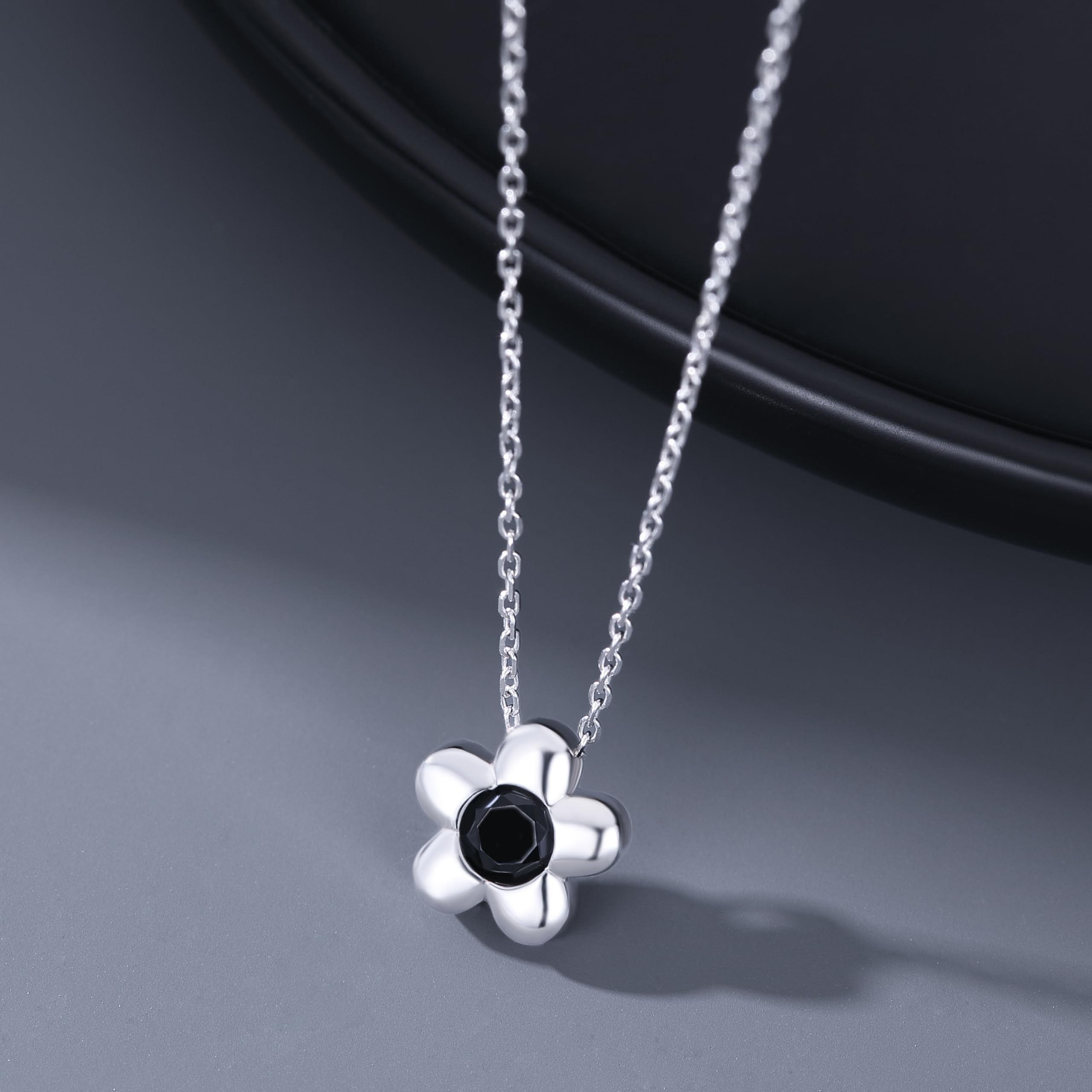 Reffeer Collana con ciondolo a forma di margherita in argento 925 e zirconia cubica nera, per donne e adolescenti