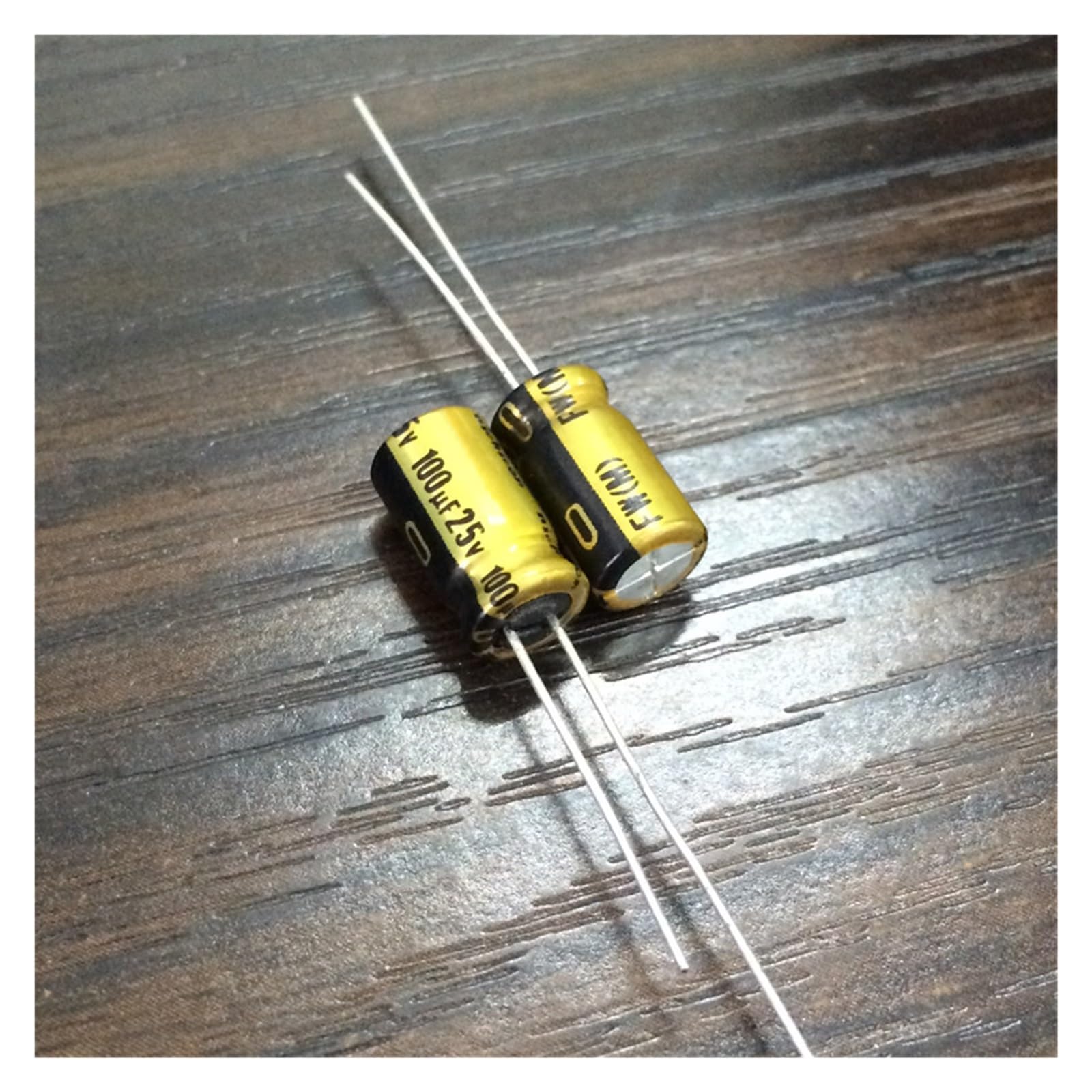 Condensateur audio 100uF 25V FW de 6.3x11mm pour circuit imprimé haute fidélité hifi
