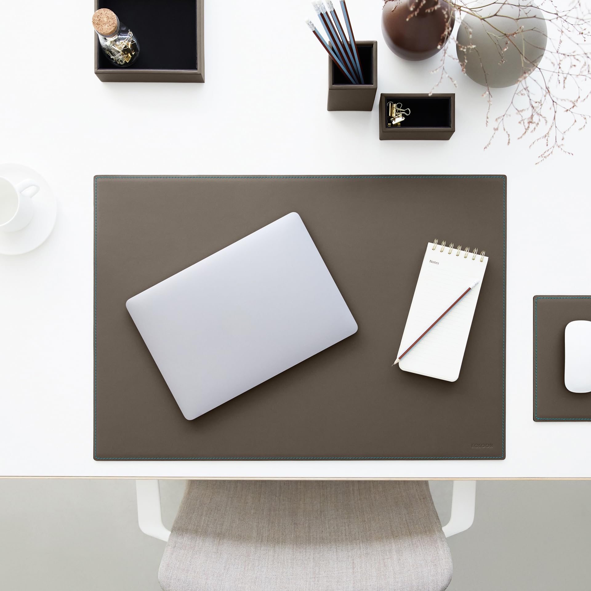 Eglooh - Mercurio Deluxe - podkładka pod mysz ze skóry taupe szary cm 25x20 - podkładka pod mysz na biurko i do biura, eleganckie niebieskie szwy i antypoślizgowe dno - Made in Italy