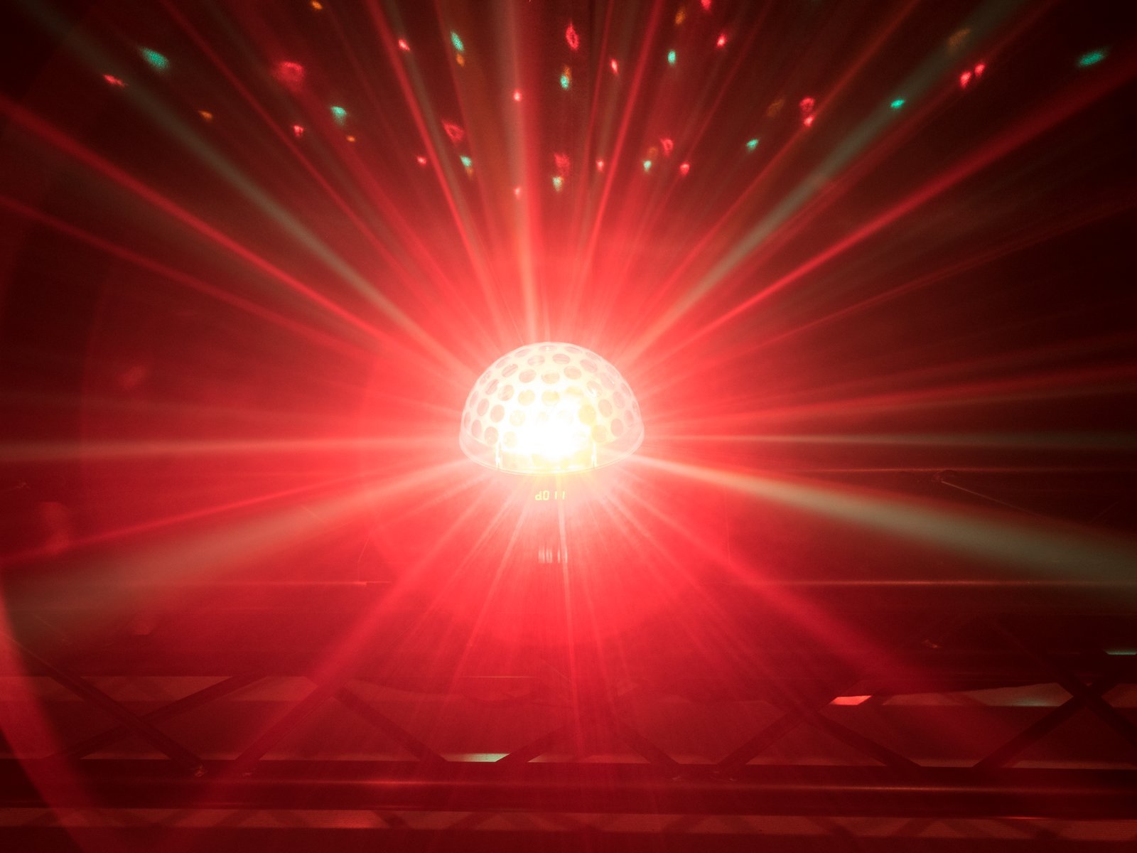Eurolite LED BC-6 Strahleneffekt | Kompakter Spiegelkugel-Effekt mit leuchtenden Plexiglaskugel & DMX | Musiksteuerung über eingebautes Mikrofon