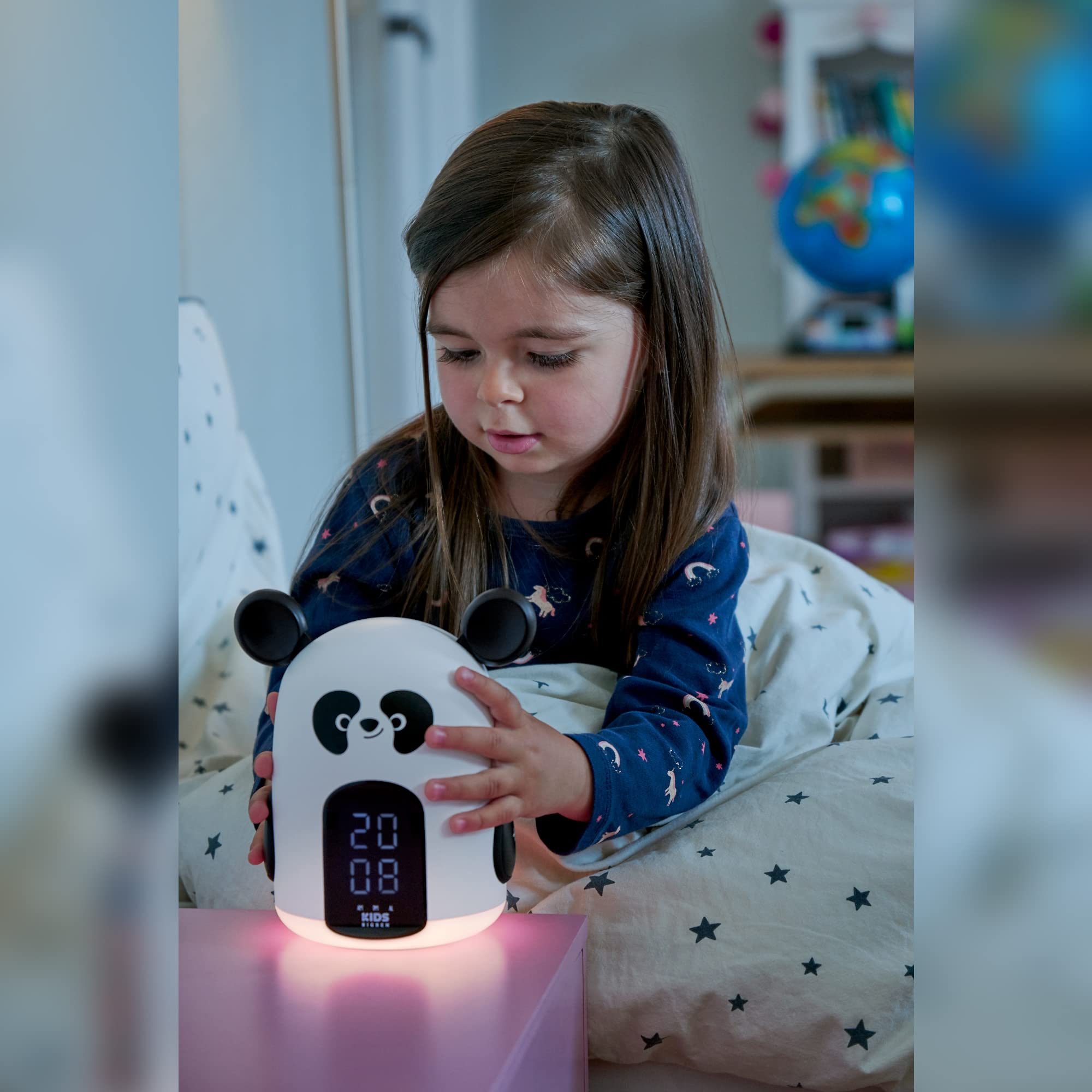BigBen Interactive Panda - Reloj Despertador Digital Infantil con luz quitamiedos Nocturna Verde Pantalla LCD, 3 melodías, 3 Niveles de Brillo Ajustables, Volumen Ajustable, alimentación 230V