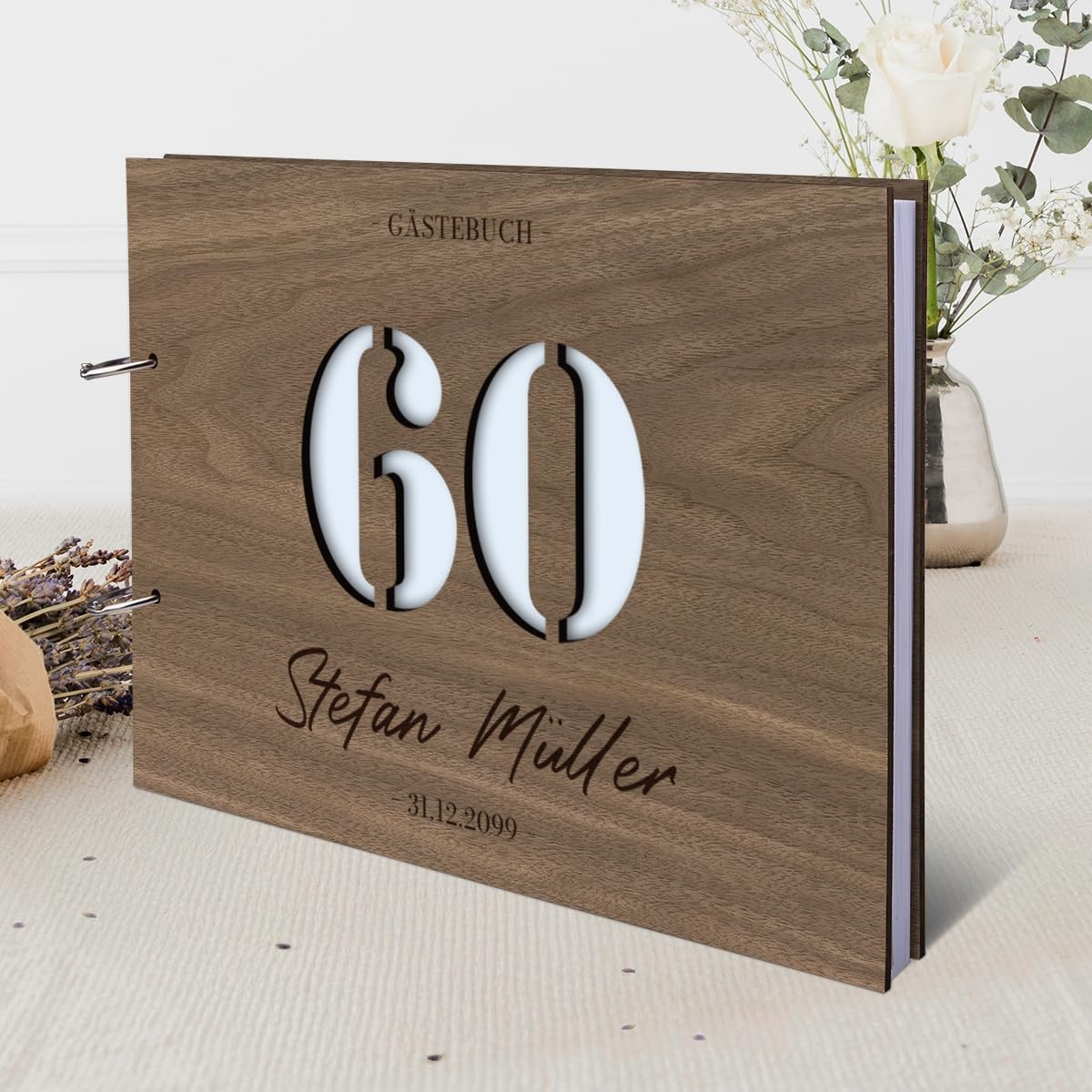 Individuelles Gästebuch zum 60. Geburtstag – Echtes Holz mit Persönlicher Gravur, Zahl ausgestanzt – hochwertige 72 Blatt / 144 Naturpapier Seiten, DIN A4 Quer – Ideal für bleibende Erinnerungen