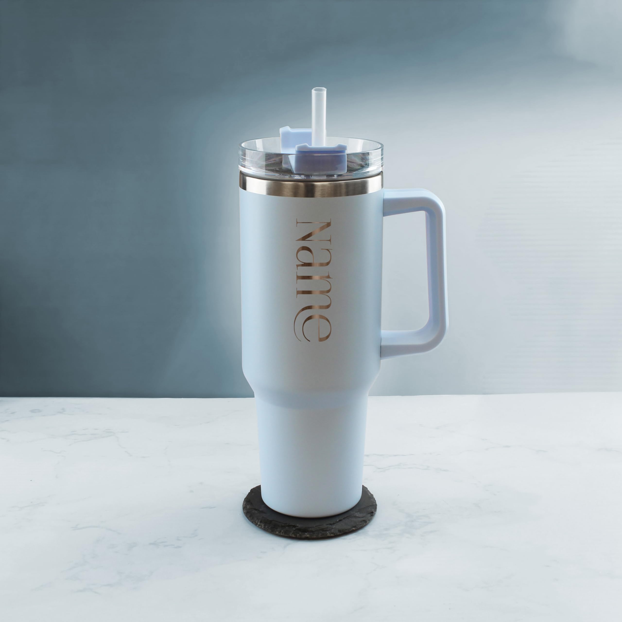 Vaso térmico grabado personalizado, taza de viaje aislada de 40 onzas/1135 ml, taza de café de viaje grande azul claro, personalizable con cualquier nombre y fuente, acero inoxidable, popote y asa