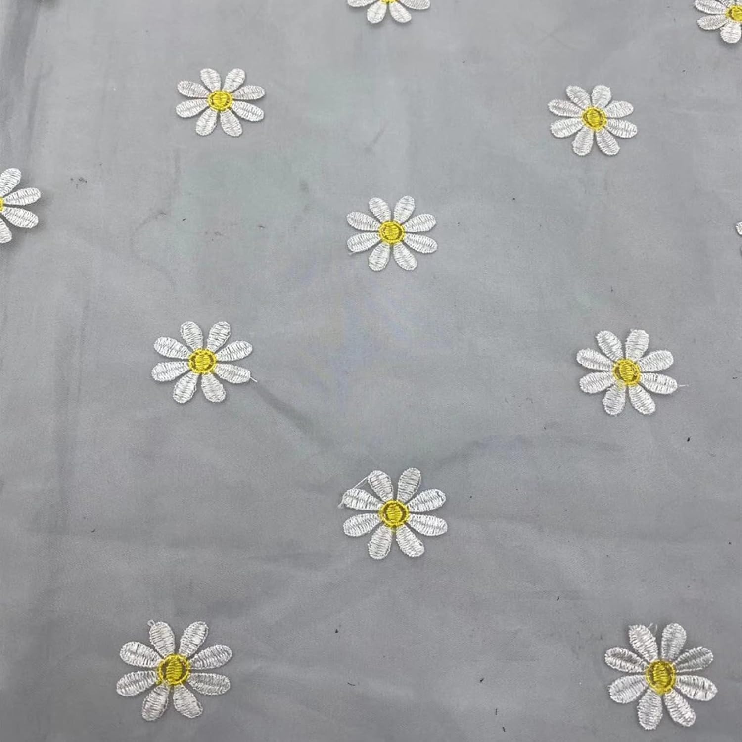 Tissu de tulle brodé fleurs marguerite en polyester