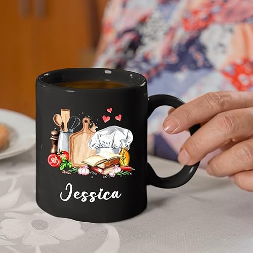 Vista 37 de Taza de café negra personalizada con nombre «A Truly Great Chef Is Hard To Find con nombre», taza de café personalizada para gran chef de 11 onzas
