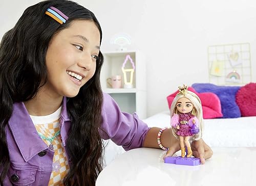 Vista 2 de Barbie Extra Minis - Muñeca y accesorios con cabello rubio con vestido brillante y encogedor peludo, 5.5 pulgadas