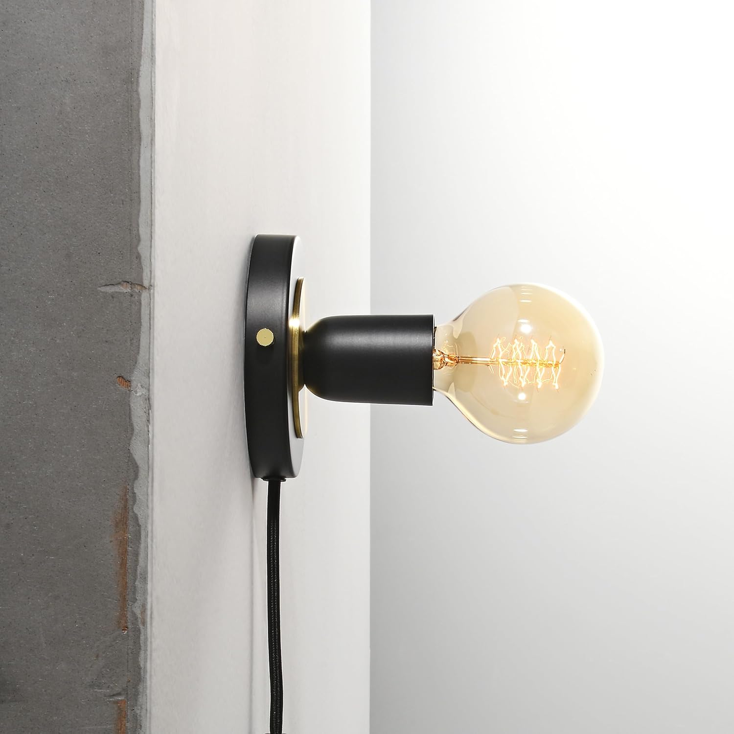 BRIGHTTIA Luna 1-Light Plug-in Wall Sconce - Mid Century Modern Minimalist Bedroom Home Office Lighting - Portable Wall Lamp for Apartments & Small Spaces with No J-Box - Black & Gold (BW0026-1BGP)