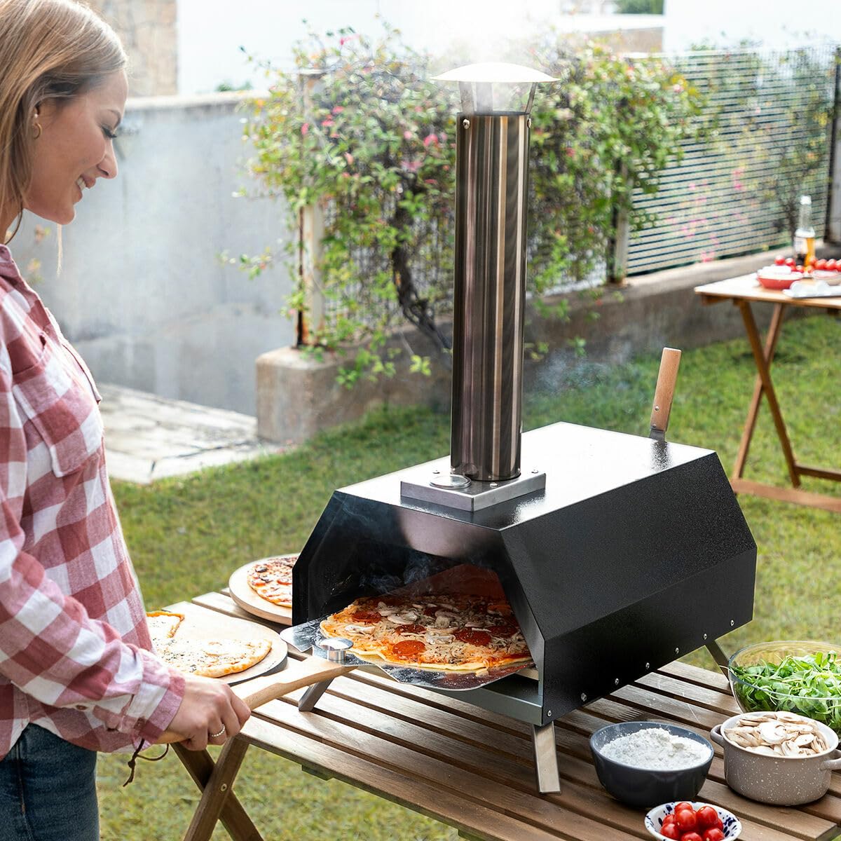 InnovaGoods® Horno pizza de pellets con accesorios, horno para pizza con Base de Piedra Ø 30cm máx. Rápida Cocción Hasta 500ºC y Pala para pizza de 30x30cm. Incluye Chimenea y Bolsa de Transporte.