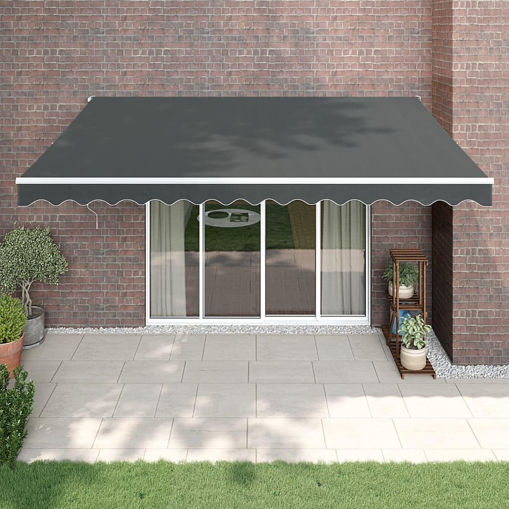 Ce Store banne rétractable 4x3m, motorisé/Manuel, Offre Un abri Solaire extérieur idéal pour Balcon et terrasse. Fabriqué en Tissu Gris et Aluminium résistant aux intempéries, il est Facile