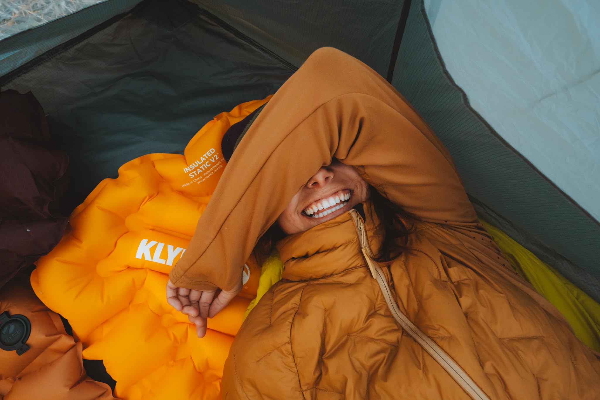 Klymit Matelas de Couchage Gonflable isolé Statique V2 | Confort amélioré | Portable, Ultra léger, Facile à gonfler, lit Gonflable Pliable pour Camping, randonnée et randonnée – Safran
