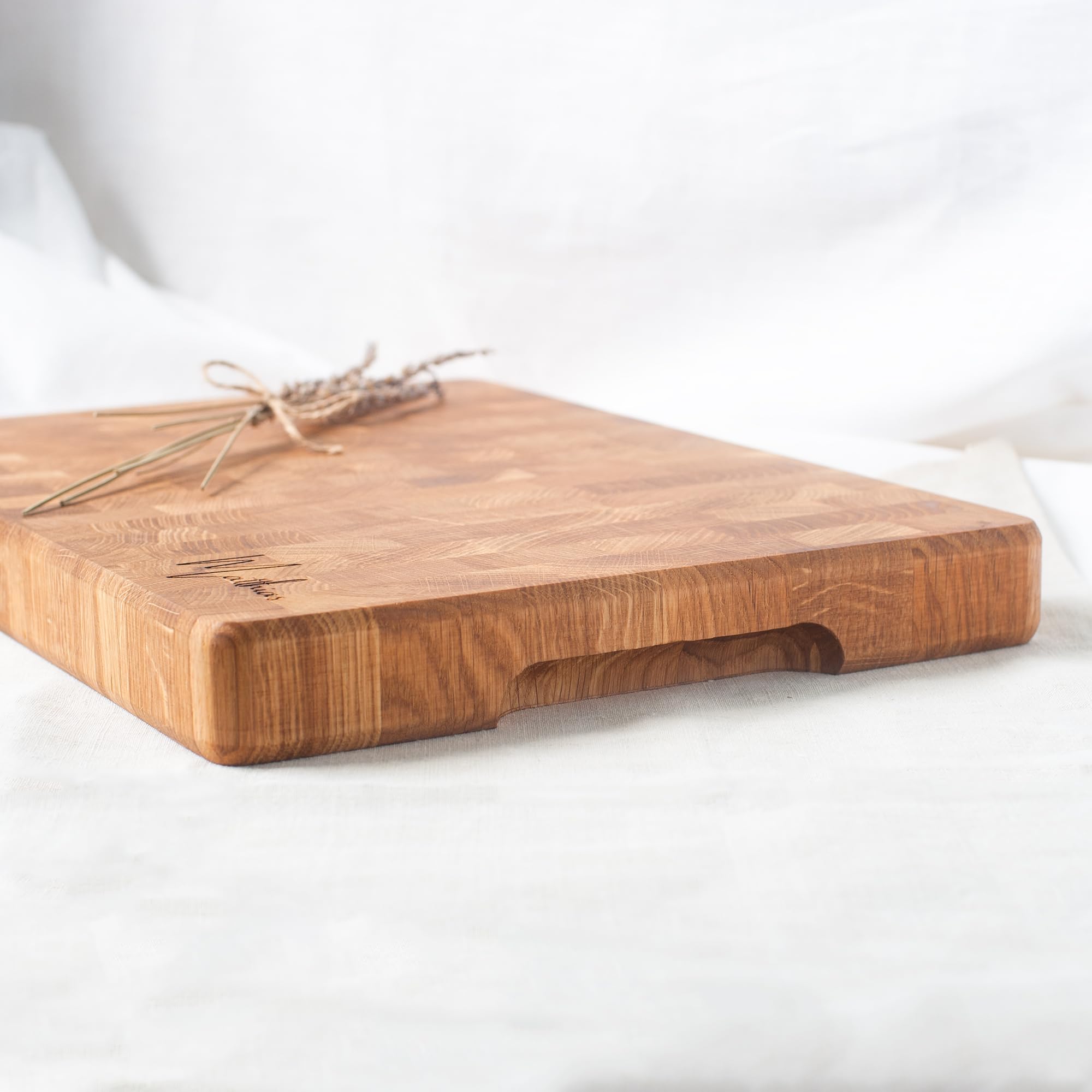 HOFMEISTER® Hackblock Stirnholz personalisierte Gravur - Butcherblock, Schneidebrett, geöltes Eichenholz - individuelles Geschenk, Geburtstag, Jubiläum, Hochzeit, Servierbrett - aus Eiche, 40 cm