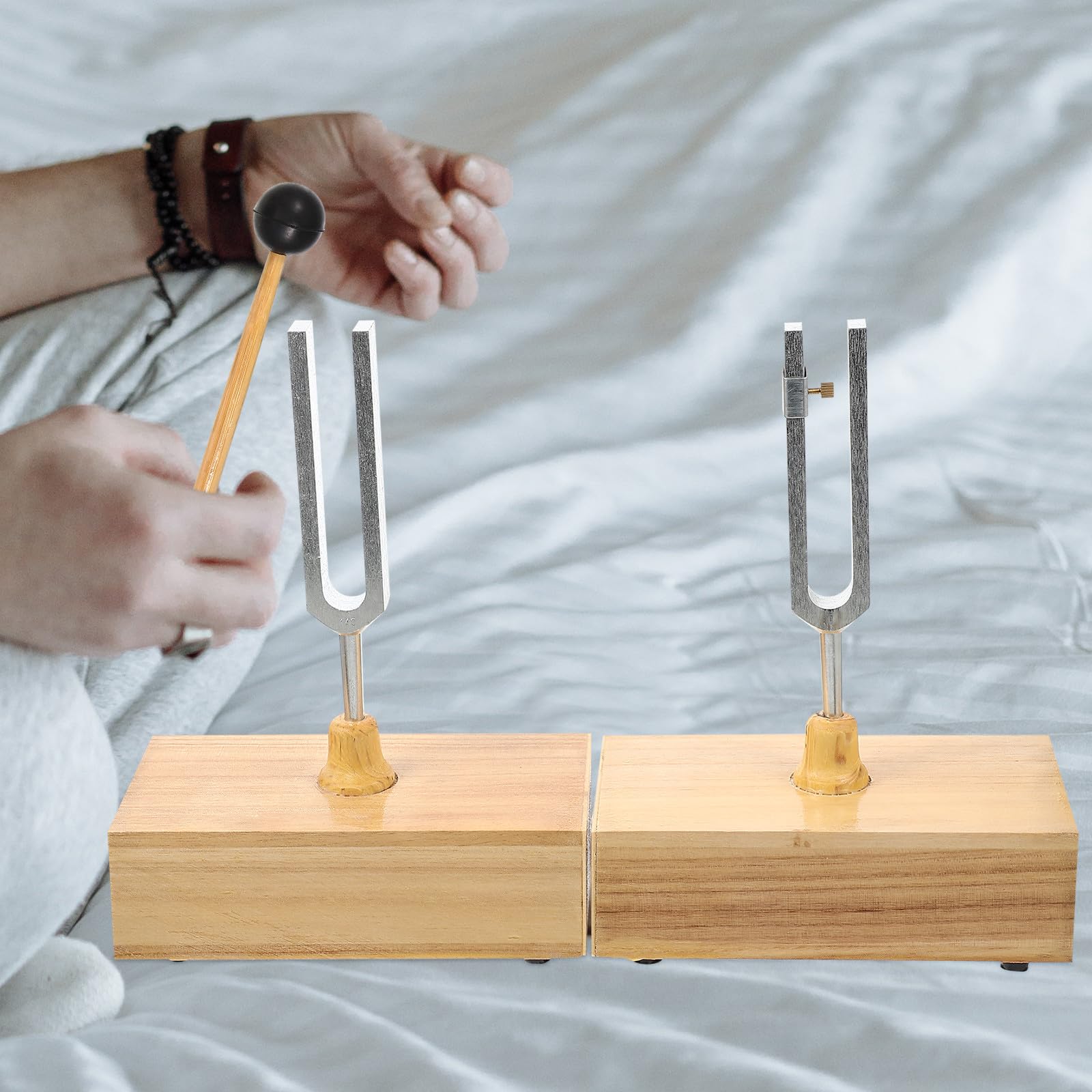 440hz Stimmgabel mit Holzsockel und Hammer für Experimente | Metallausführung, Klare Klangfarbe, Stabile Platzierung, 1 Satz für Unterricht und Akustiktests