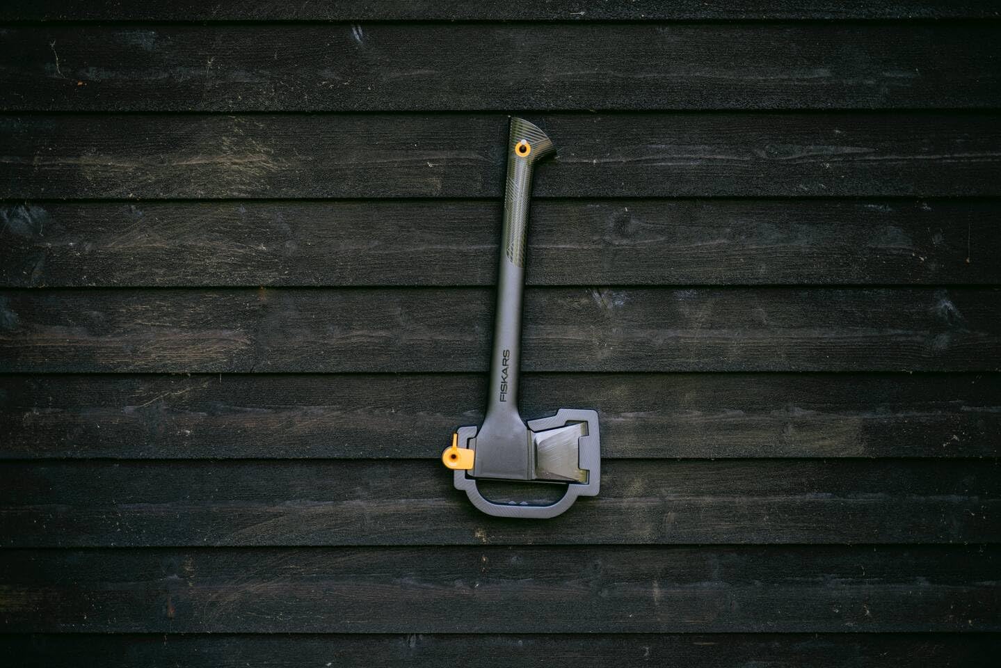 Fiskars Splitting Axe, Solid, with Protective Cover, Non-Stick Coated, Steel/Plastic and Glass Fibre Handle, Black/Orange, A11, Length: 49 cm, 1.1 kg, 1051086