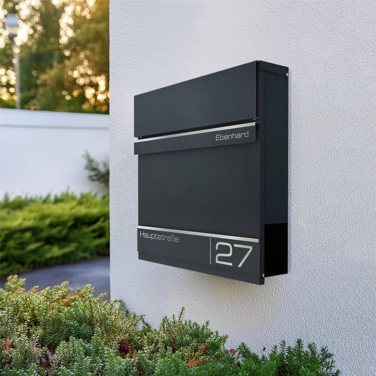 Metzler Briefkasten Personalisierbar Anthrazit RAL 7016 - mit Zeitungsfach - Wandbriefkasten mit Edelstahl Namensschild und Hausnummer Lesergravur - UV-beständig und Rostfrei (Mit Gravur) - Herrmann