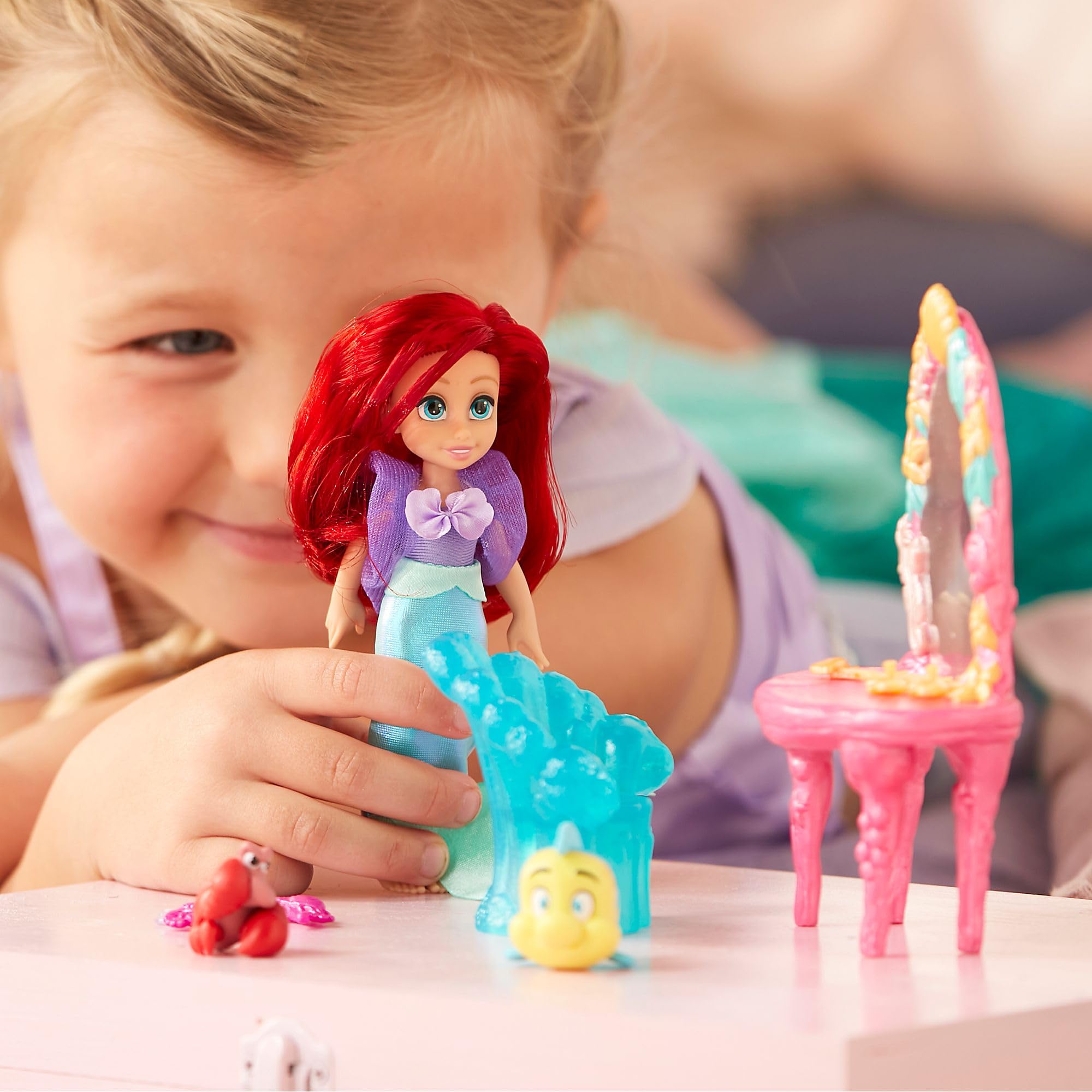 Disney Store Oficial Set de Juego con Minimuñeca de Ariel, La Sirenita, Disney's Once Upon a Story, 9 Piezas, Incluye Figuras de Sebastián y Flounder, para +3 años