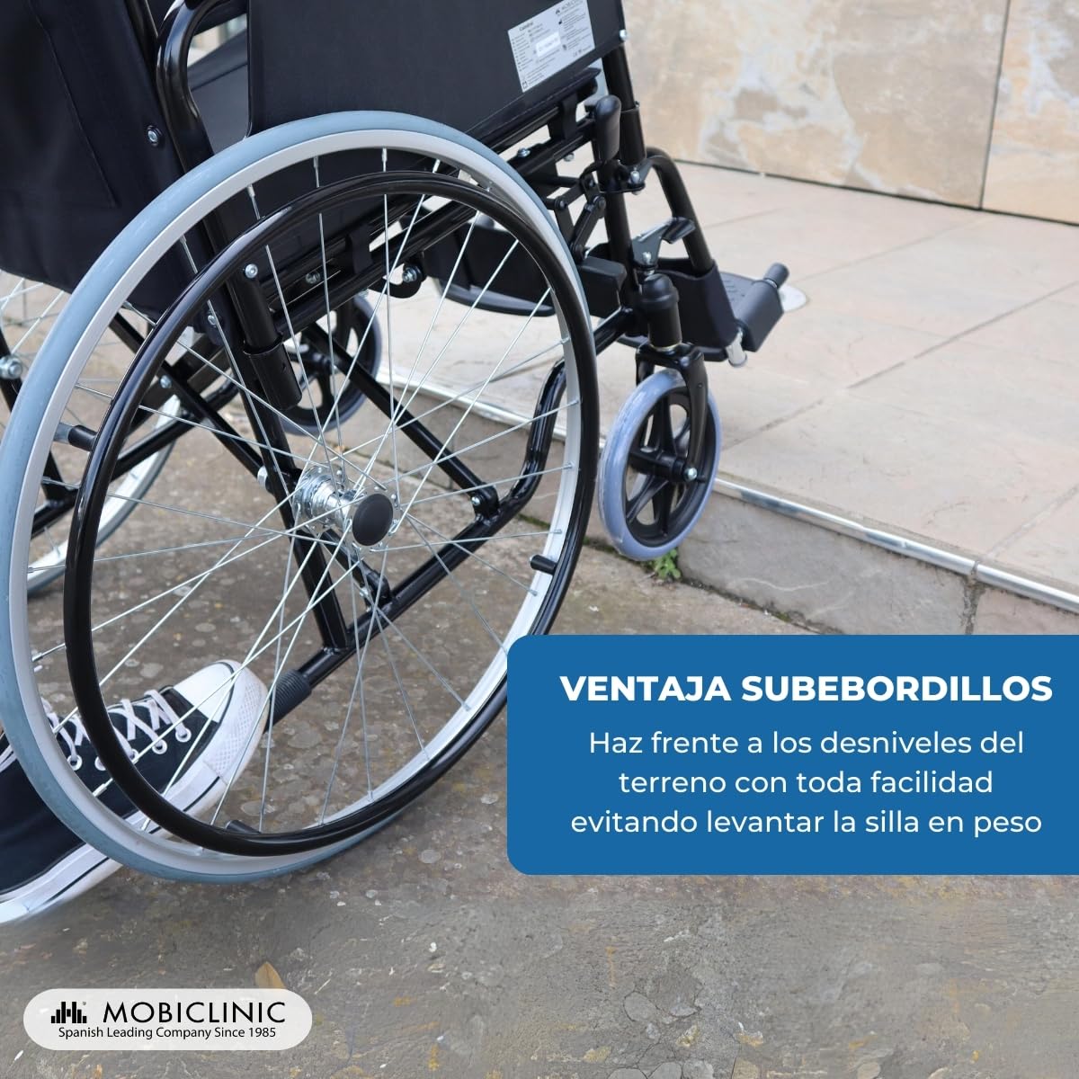 Mobiclinic®, Silla de ruedas plegable, Autopropulsada, Reposabrazos extraíbles y acolchados, Reposapiés abatibles, Catedral, Freno manual, Sistema subebordillos, Antipinchazos, Resistente