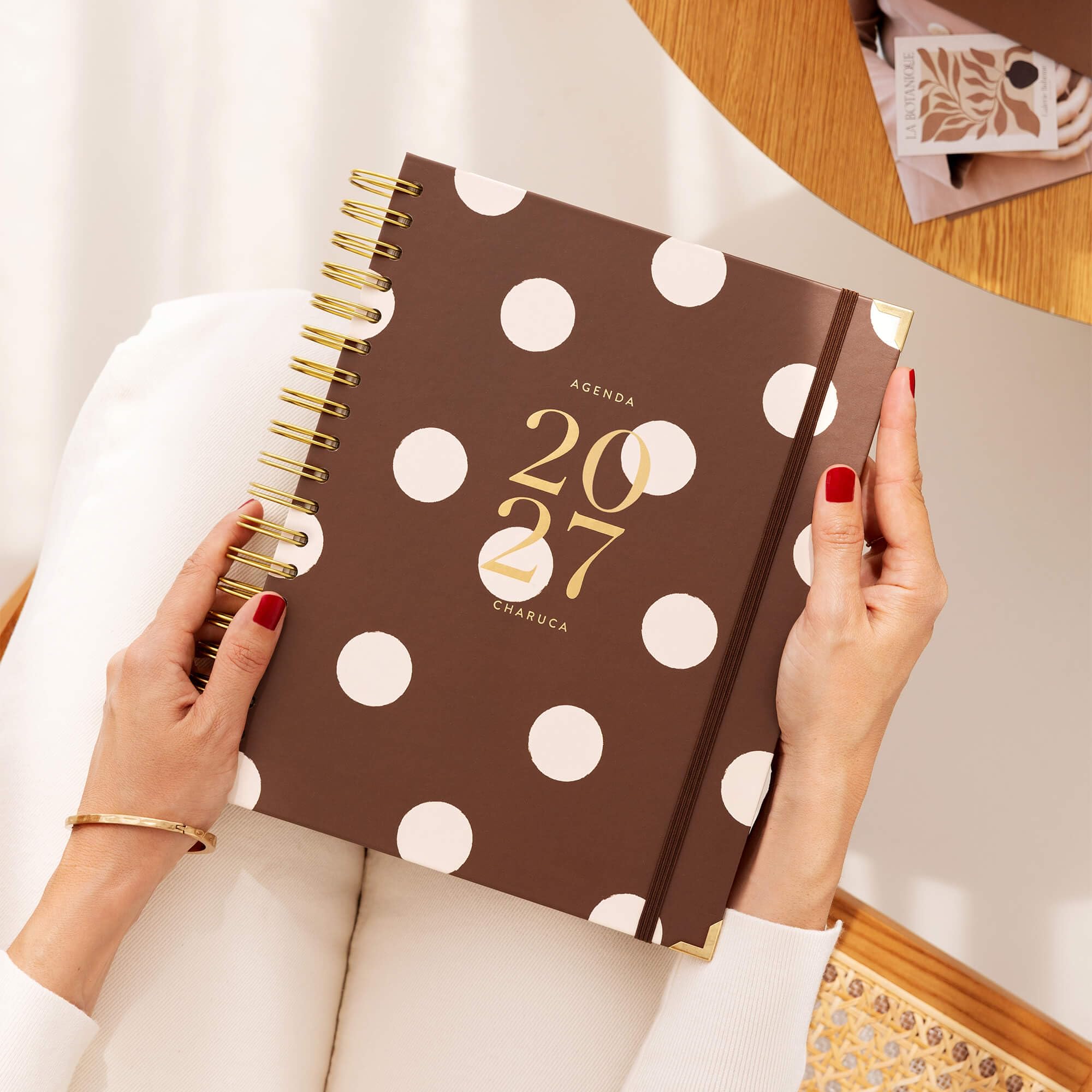 Agenda Charuca 2027 Anual VISTA SEMANAL - Tamaño A4 GRANDE - Tapa Dura con Detalles Dorados - Incluye BOLSA de Tela PROTECTORA y Marcapáginas - Hecho en España (Chocolate Love)