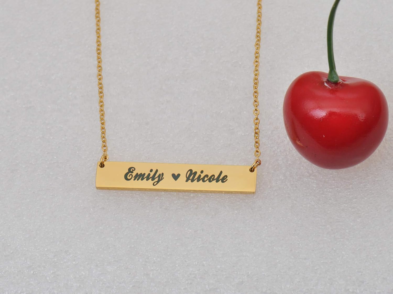 Vista 4 de Love Wind Collar con nombre personalizado de oro, collar con monograma de barra grabada