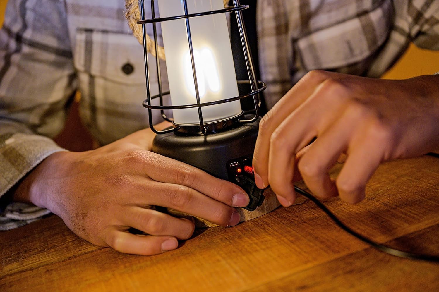 Brennenstuhl Lampada da Campeggio LED Ricaricabile USB (Fino 75 Ore di Luce), Lanterna da Esterno 350lm con Funzione Powerbank, Design Sostenibile con Base in Bambù e Corda in Canapa
