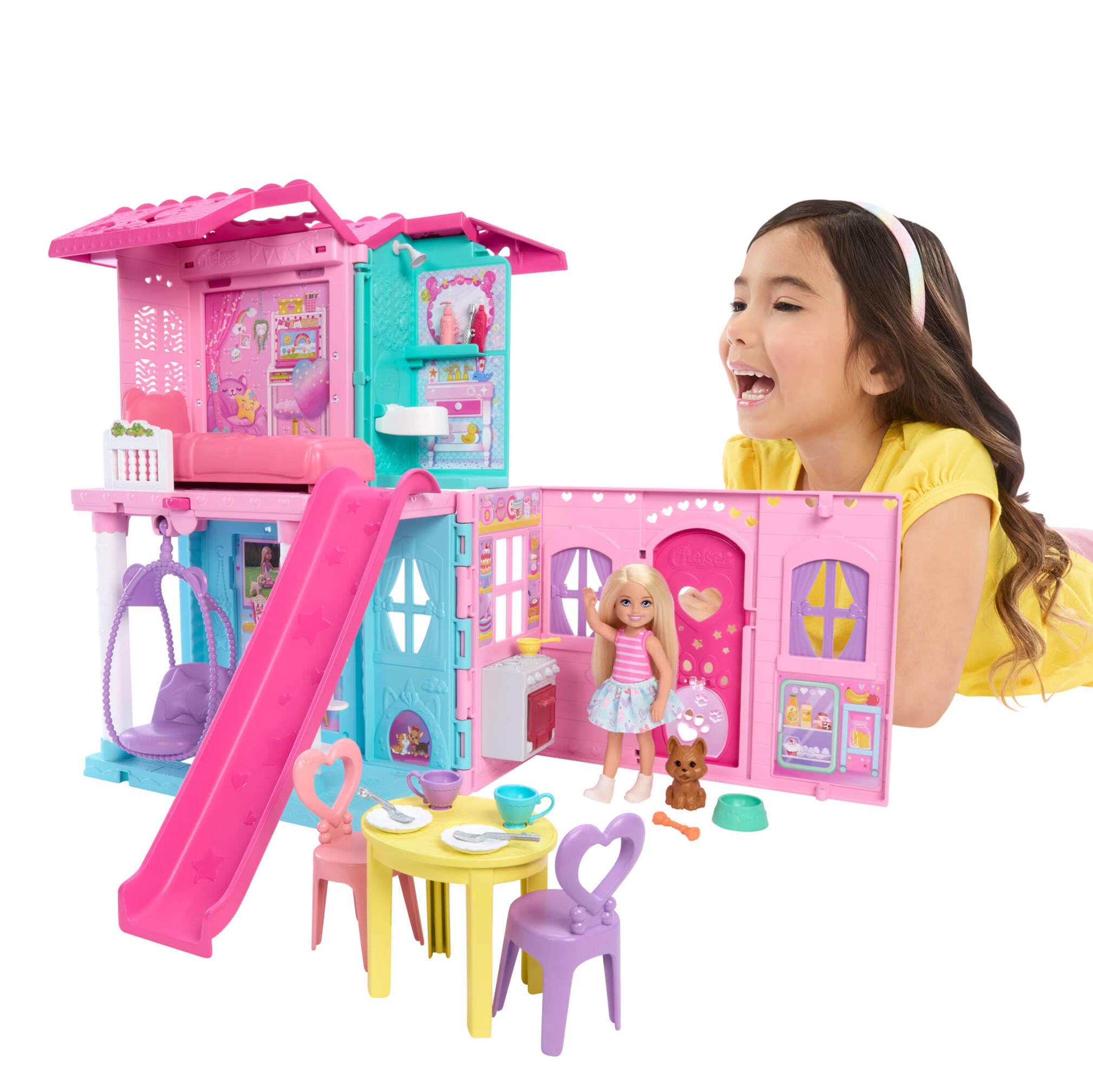 Barbie Chelsea Casa de muñecas con más de 15 accesorios, casa desplegable que se amplía a más de 43,2x33cm con 5 áreas de juego y tobogán, incluye muñeca pequeña y perrito mascota, JFW49