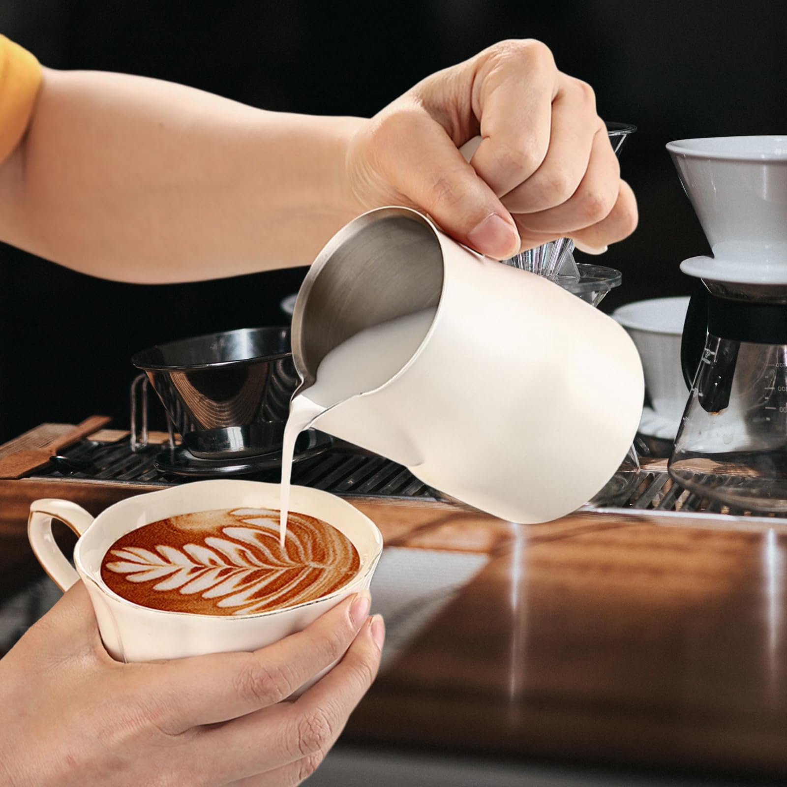Bricco Latte 350 ml/12 oz, Bollilatte Acciaio Inox, Lattiera Latte Art, Brocca Latte Schiuma Professionale per Cappuccino, Espresso, Gli Amanti del Caffè (Nero)