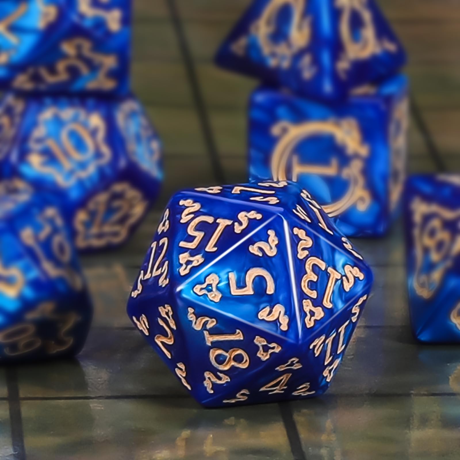 QMAY, Set di dadi poliedrici per Dungeon e Dragons MTG RPG D&D D20, D12, D10, D%, D8, D6, D4 (7 pezzi con motivo drago blu) - 3