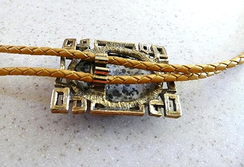 Miniatura 8 de Esta corbata de bolo para hombre tiene un ajuste de calado dorado que sostiene una piedra dálmata de 1.181 x 1.575 in con cordón dorado metálico y