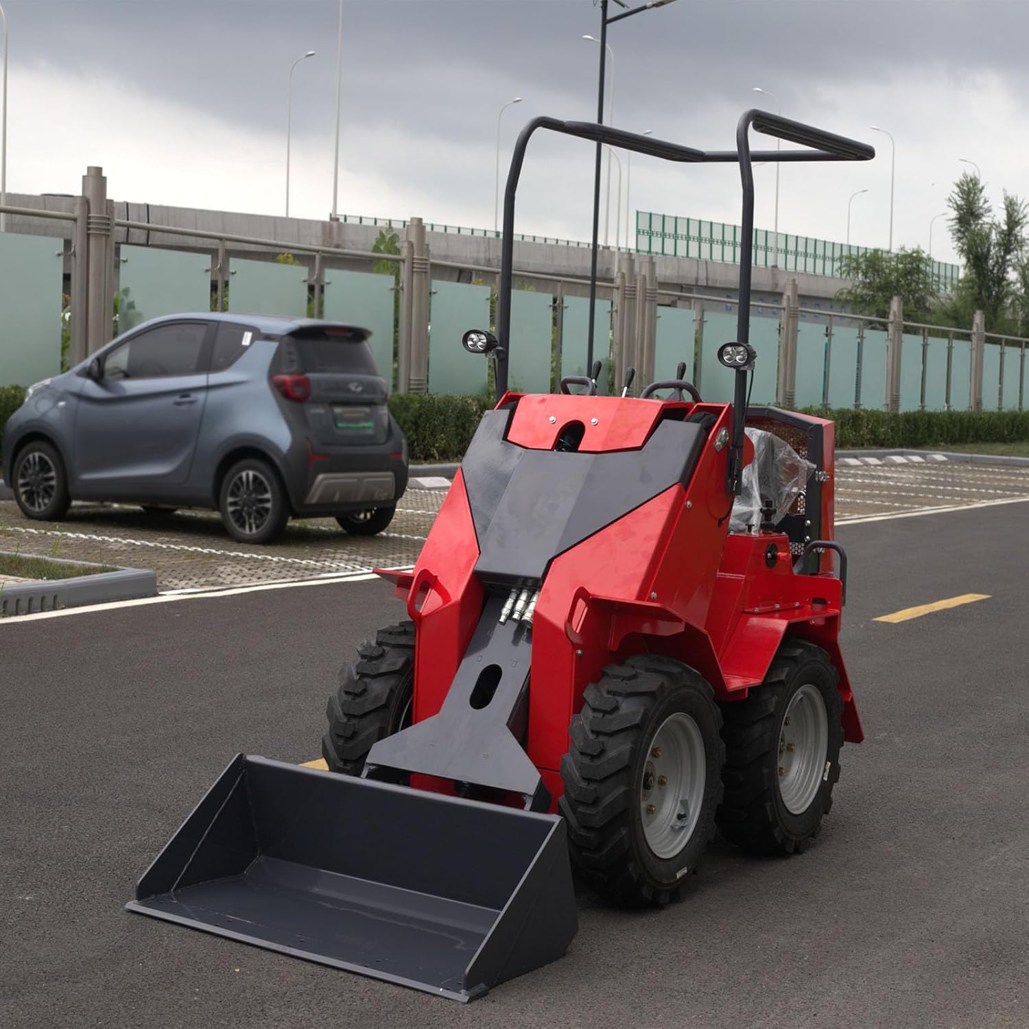 Premium Crawler Mini Skid Steer Loader with Hydraulic Cylinder, Compact Skid Steer Loader with Wear-Resistant Bucket and LED Light for Construction Sites and Tight Space